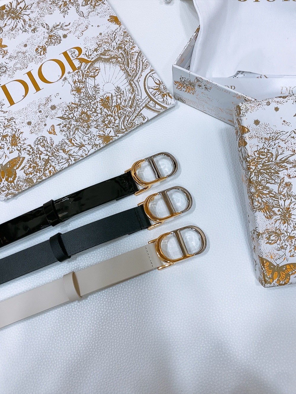 d ior Montaigne CD*腰带 饰有*Christian Dior*标志 小牛皮腰带