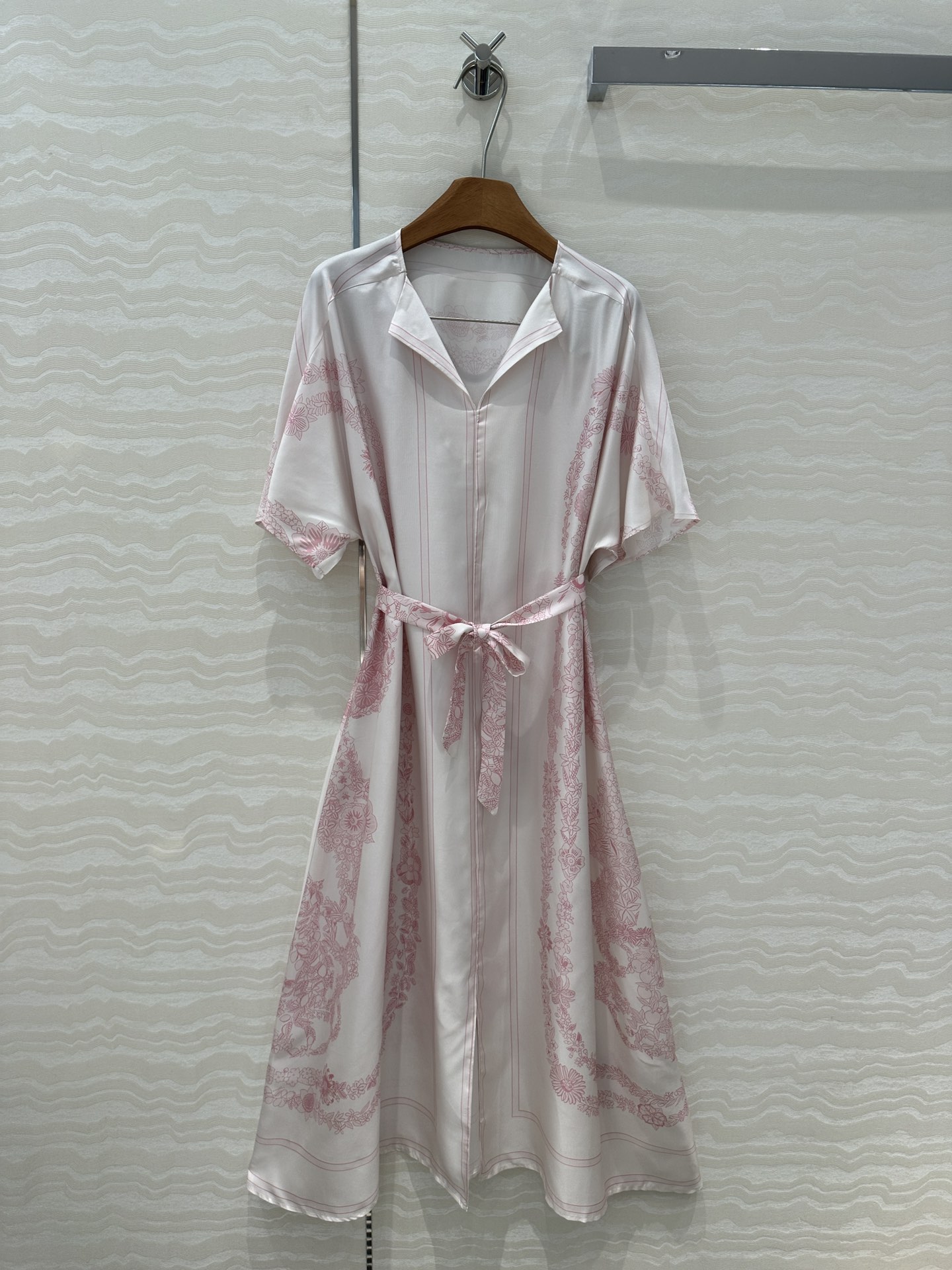 Elegant Silk Kaftan Dress with Floral Print and V-Neck Design