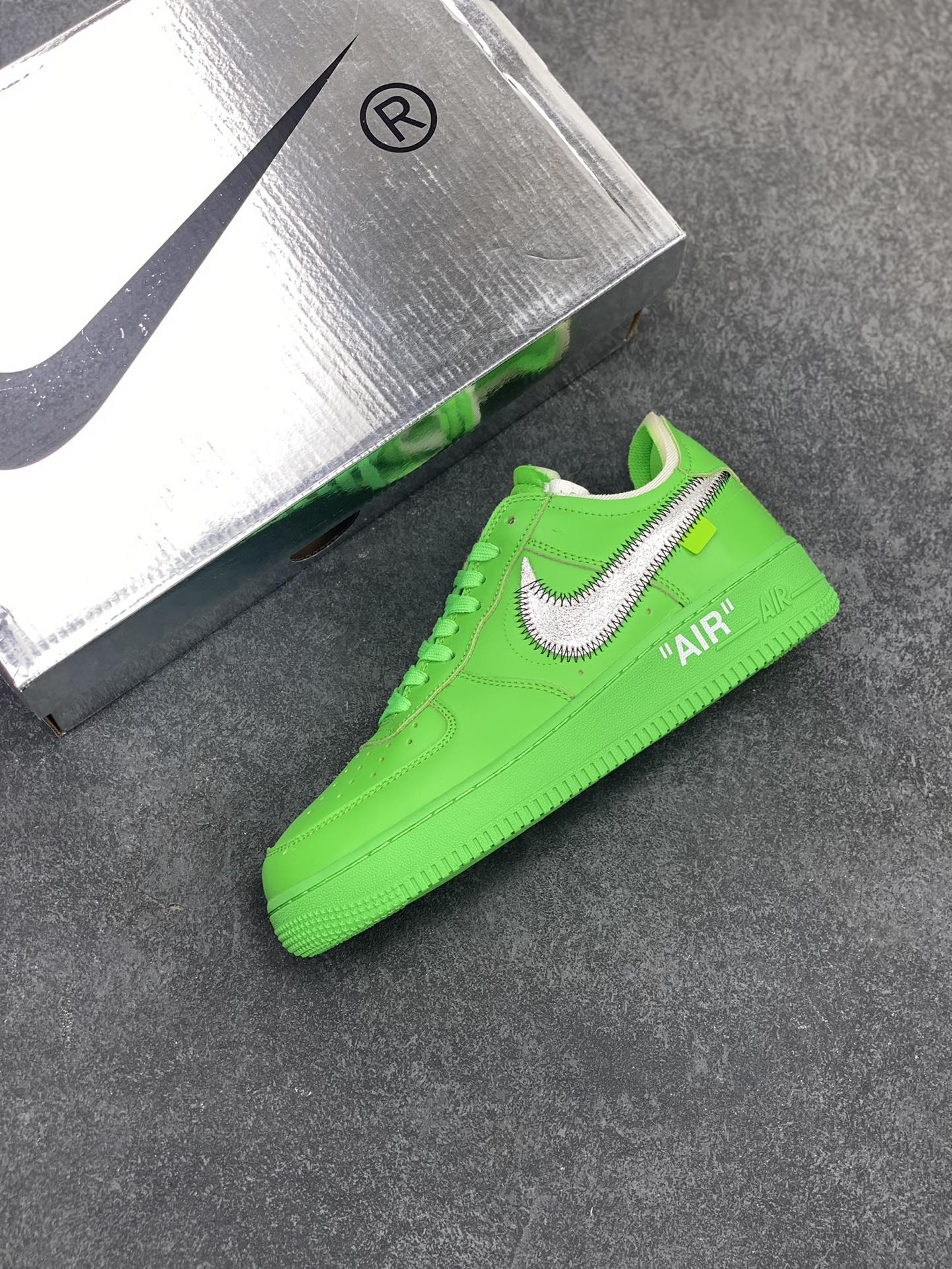 图片[7]-福利特价 Off-White™ x Nike Air Force 1 Low Light Green Spark 空军联名板鞋 这款绿色版本在鞋舌上饰以圆形穿孔设计，另外，解构设计的 Swoosh 与外露海绵得以保留，Zip-Tie 束线带与外侧鞋标织唛选用绿色点缀，凸显鞋身主题。鞋身延续着 Off-White™ x Nike Air Force 1 设计理念，解构造型 Swoosh 标志、中底位置 \”AIR\”、Zip-Tie 束线带以及外露海绵依次出现。与此前设计不同的是，鞋舌上出现打孔设计，十分特别。鞋垫位置出现 Off-White™ 图案，致敬 Virgil Abloh。 货号：DX1419-300 尺码：40 40.5 41 42 42.5 43 44 44.5 45-选品中心