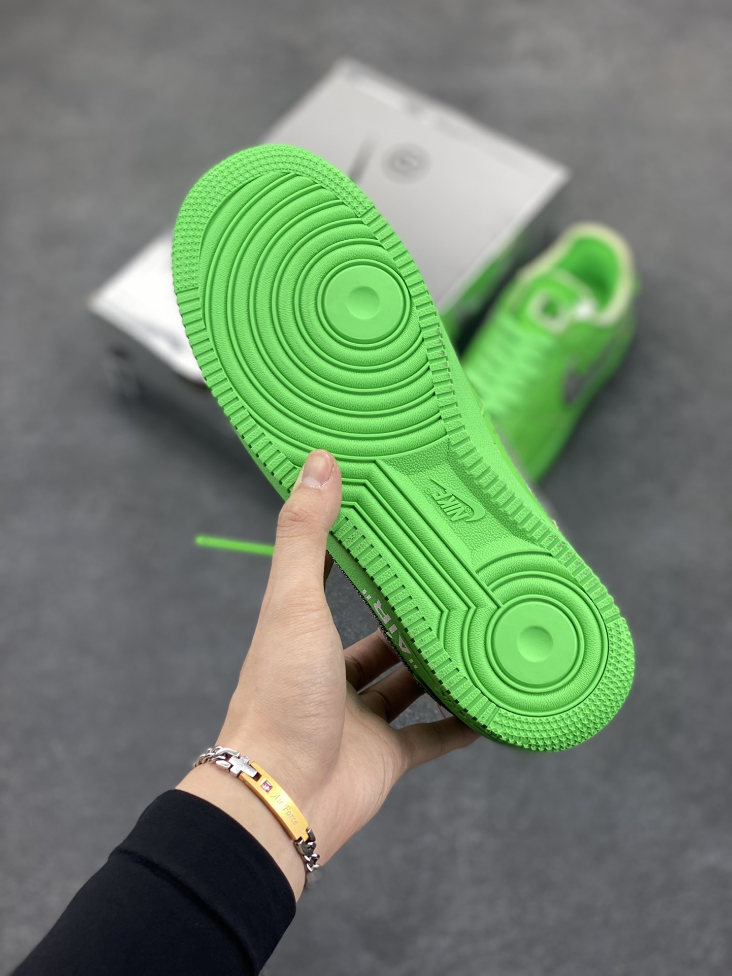 图片[5]-福利特价 Off-White™ x Nike Air Force 1 Low Light Green Spark 空军联名板鞋 这款绿色版本在鞋舌上饰以圆形穿孔设计，另外，解构设计的 Swoosh 与外露海绵得以保留，Zip-Tie 束线带与外侧鞋标织唛选用绿色点缀，凸显鞋身主题。鞋身延续着 Off-White™ x Nike Air Force 1 设计理念，解构造型 Swoosh 标志、中底位置 \”AIR\”、Zip-Tie 束线带以及外露海绵依次出现。与此前设计不同的是，鞋舌上出现打孔设计，十分特别。鞋垫位置出现 Off-White™ 图案，致敬 Virgil Abloh。 货号：DX1419-300 尺码：40 40.5 41 42 42.5 43 44 44.5 45-选品中心