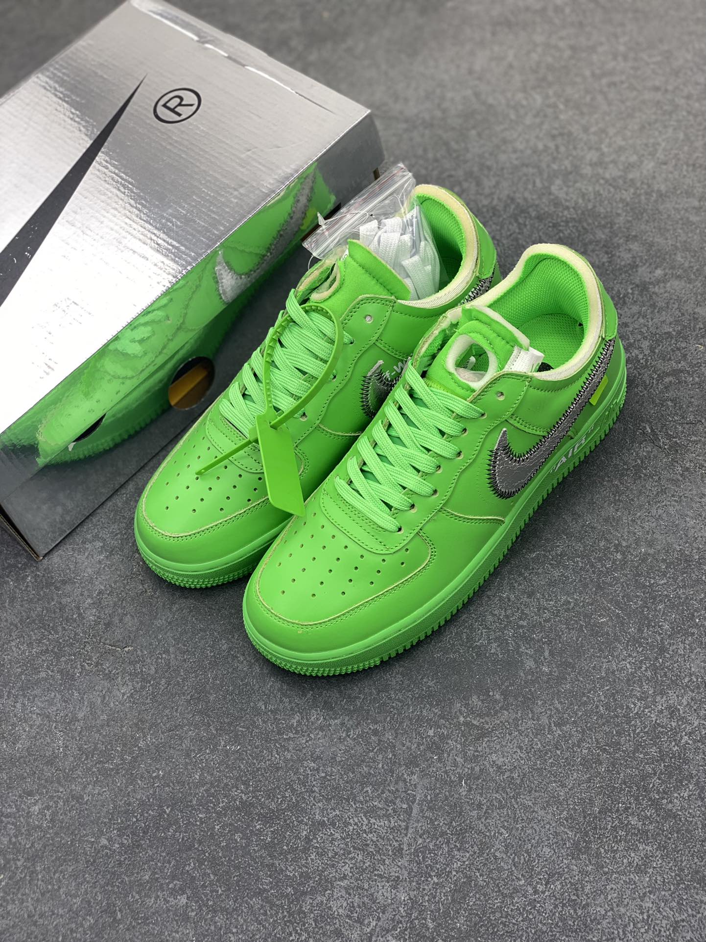 图片[8]-福利特价 Off-White™ x Nike Air Force 1 Low Light Green Spark 空军联名板鞋 这款绿色版本在鞋舌上饰以圆形穿孔设计，另外，解构设计的 Swoosh 与外露海绵得以保留，Zip-Tie 束线带与外侧鞋标织唛选用绿色点缀，凸显鞋身主题。鞋身延续着 Off-White™ x Nike Air Force 1 设计理念，解构造型 Swoosh 标志、中底位置 \”AIR\”、Zip-Tie 束线带以及外露海绵依次出现。与此前设计不同的是，鞋舌上出现打孔设计，十分特别。鞋垫位置出现 Off-White™ 图案，致敬 Virgil Abloh。 货号：DX1419-300 尺码：40 40.5 41 42 42.5 43 44 44.5 45-选品中心