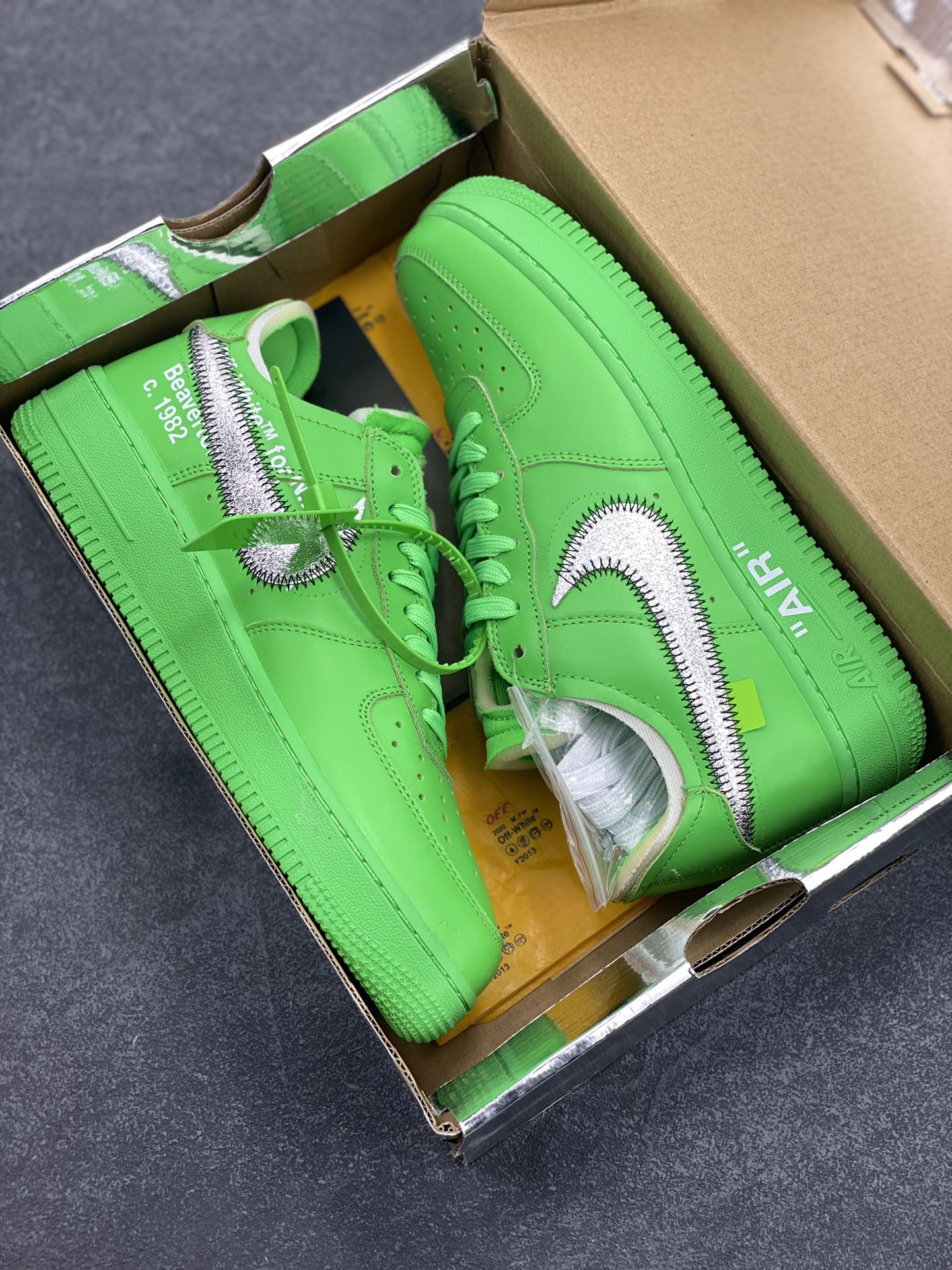 图片[9]-福利特价 Off-White™ x Nike Air Force 1 Low Light Green Spark 空军联名板鞋 这款绿色版本在鞋舌上饰以圆形穿孔设计，另外，解构设计的 Swoosh 与外露海绵得以保留，Zip-Tie 束线带与外侧鞋标织唛选用绿色点缀，凸显鞋身主题。鞋身延续着 Off-White™ x Nike Air Force 1 设计理念，解构造型 Swoosh 标志、中底位置 \”AIR\”、Zip-Tie 束线带以及外露海绵依次出现。与此前设计不同的是，鞋舌上出现打孔设计，十分特别。鞋垫位置出现 Off-White™ 图案，致敬 Virgil Abloh。 货号：DX1419-300 尺码：40 40.5 41 42 42.5 43 44 44.5 45-选品中心
