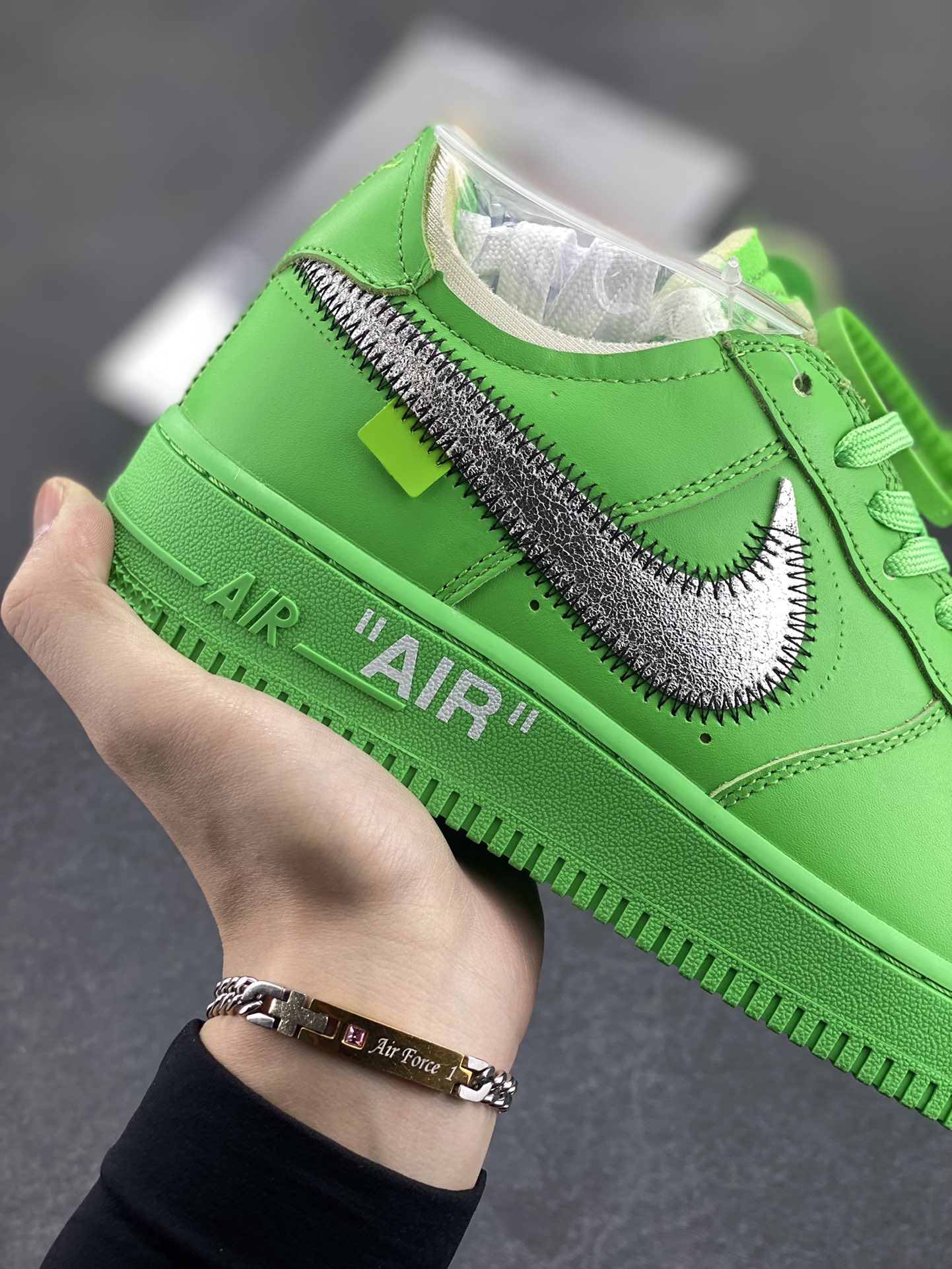 图片[6]-福利特价 Off-White™ x Nike Air Force 1 Low Light Green Spark 空军联名板鞋 这款绿色版本在鞋舌上饰以圆形穿孔设计，另外，解构设计的 Swoosh 与外露海绵得以保留，Zip-Tie 束线带与外侧鞋标织唛选用绿色点缀，凸显鞋身主题。鞋身延续着 Off-White™ x Nike Air Force 1 设计理念，解构造型 Swoosh 标志、中底位置 \”AIR\”、Zip-Tie 束线带以及外露海绵依次出现。与此前设计不同的是，鞋舌上出现打孔设计，十分特别。鞋垫位置出现 Off-White™ 图案，致敬 Virgil Abloh。 货号：DX1419-300 尺码：40 40.5 41 42 42.5 43 44 44.5 45-选品中心