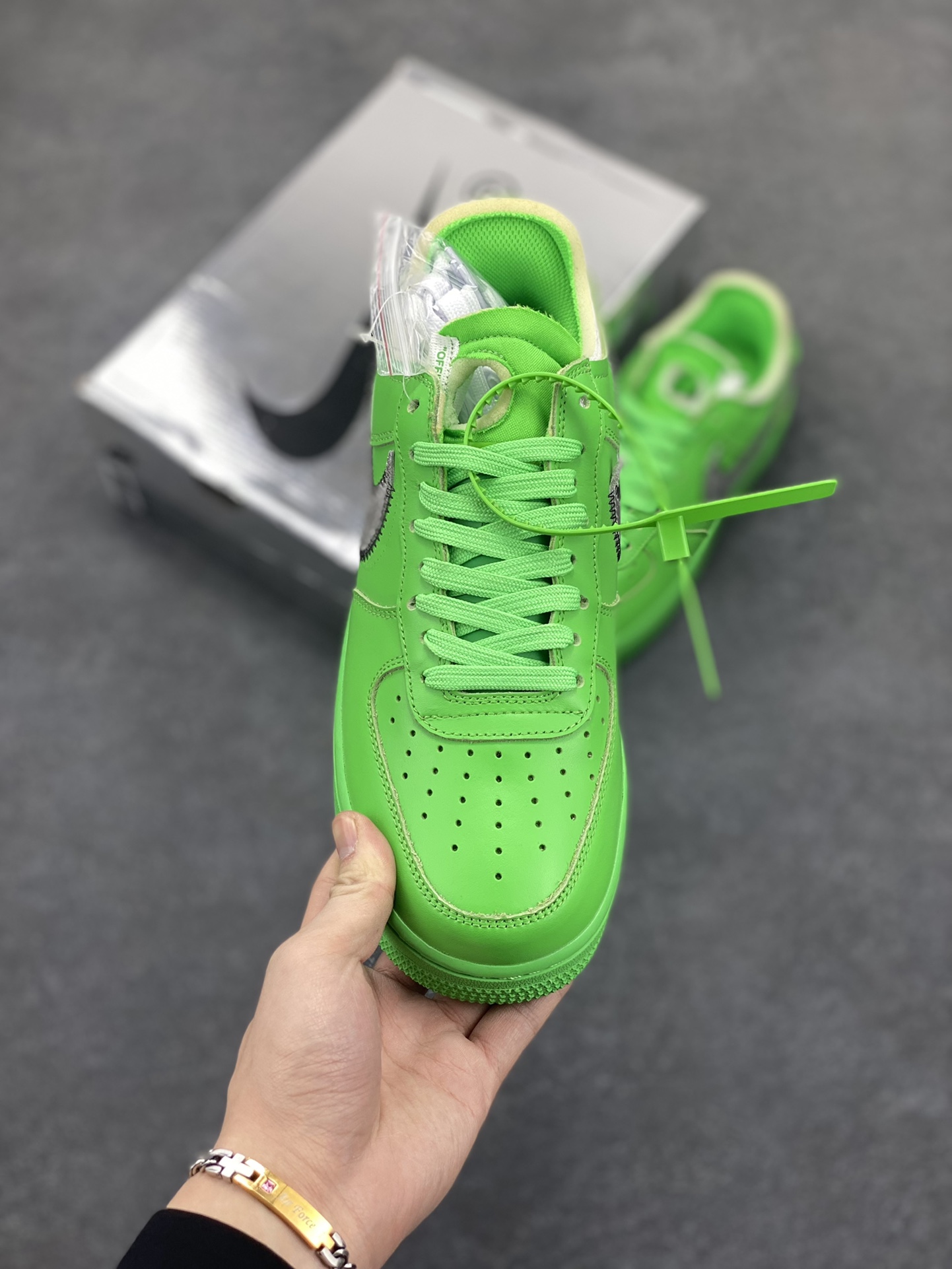 图片[2]-福利特价 Off-White™ x Nike Air Force 1 Low Light Green Spark 空军联名板鞋 这款绿色版本在鞋舌上饰以圆形穿孔设计，另外，解构设计的 Swoosh 与外露海绵得以保留，Zip-Tie 束线带与外侧鞋标织唛选用绿色点缀，凸显鞋身主题。鞋身延续着 Off-White™ x Nike Air Force 1 设计理念，解构造型 Swoosh 标志、中底位置 \”AIR\”、Zip-Tie 束线带以及外露海绵依次出现。与此前设计不同的是，鞋舌上出现打孔设计，十分特别。鞋垫位置出现 Off-White™ 图案，致敬 Virgil Abloh。 货号：DX1419-300 尺码：40 40.5 41 42 42.5 43 44 44.5 45-选品中心