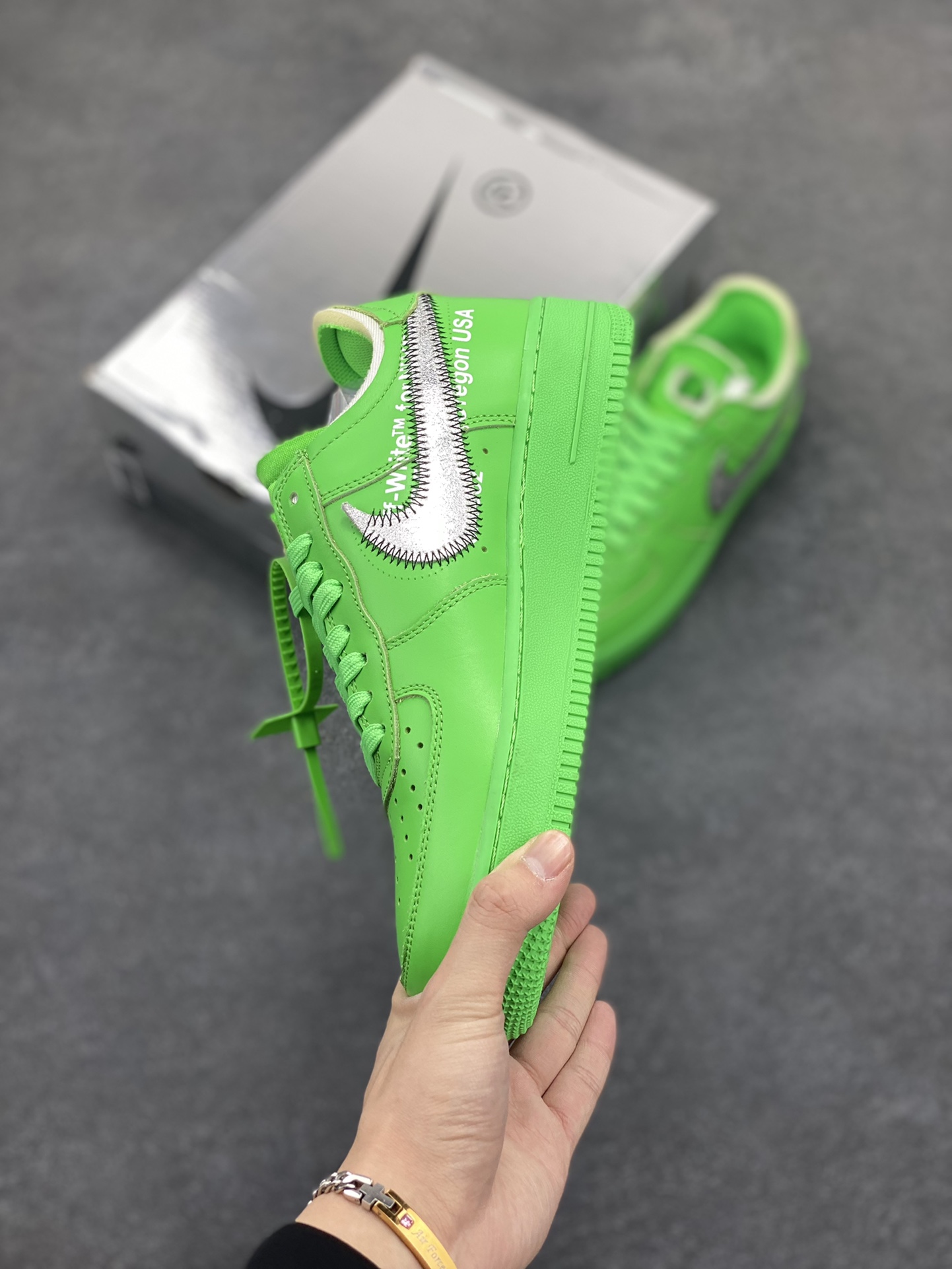 图片[3]-福利特价 Off-White™ x Nike Air Force 1 Low Light Green Spark 空军联名板鞋 这款绿色版本在鞋舌上饰以圆形穿孔设计，另外，解构设计的 Swoosh 与外露海绵得以保留，Zip-Tie 束线带与外侧鞋标织唛选用绿色点缀，凸显鞋身主题。鞋身延续着 Off-White™ x Nike Air Force 1 设计理念，解构造型 Swoosh 标志、中底位置 \”AIR\”、Zip-Tie 束线带以及外露海绵依次出现。与此前设计不同的是，鞋舌上出现打孔设计，十分特别。鞋垫位置出现 Off-White™ 图案，致敬 Virgil Abloh。 货号：DX1419-300 尺码：40 40.5 41 42 42.5 43 44 44.5 45-选品中心