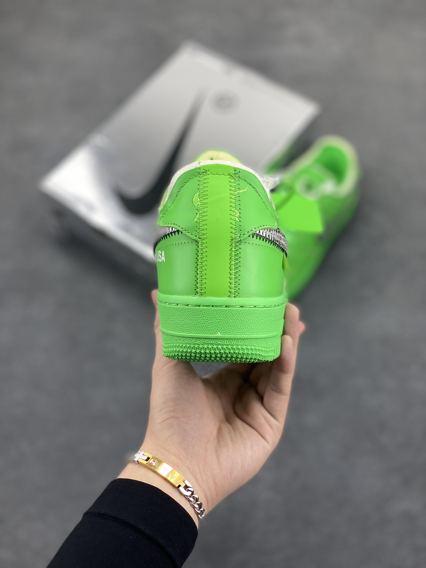 图片[4]-福利特价 Off-White™ x Nike Air Force 1 Low Light Green Spark 空军联名板鞋 这款绿色版本在鞋舌上饰以圆形穿孔设计，另外，解构设计的 Swoosh 与外露海绵得以保留，Zip-Tie 束线带与外侧鞋标织唛选用绿色点缀，凸显鞋身主题。鞋身延续着 Off-White™ x Nike Air Force 1 设计理念，解构造型 Swoosh 标志、中底位置 \”AIR\”、Zip-Tie 束线带以及外露海绵依次出现。与此前设计不同的是，鞋舌上出现打孔设计，十分特别。鞋垫位置出现 Off-White™ 图案，致敬 Virgil Abloh。 货号：DX1419-300 尺码：40 40.5 41 42 42.5 43 44 44.5 45-选品中心