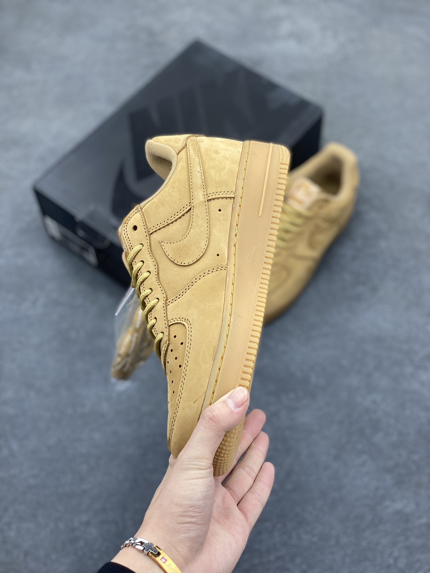 图片[3]-福利特价 Nike Air Force 1 Low Supreme 小麦 原楦头原纸板 打造纯正空军版型 专注外贸渠道 全掌内置蜂窝气垫 原盒配件 原厂中底钢印、拉帮完美 货号：DN1555-200 尺码：36 36.5 37.5 38 38.5 39 40 40.5 41 42 42.5 43 44 44.5 45-选品中心