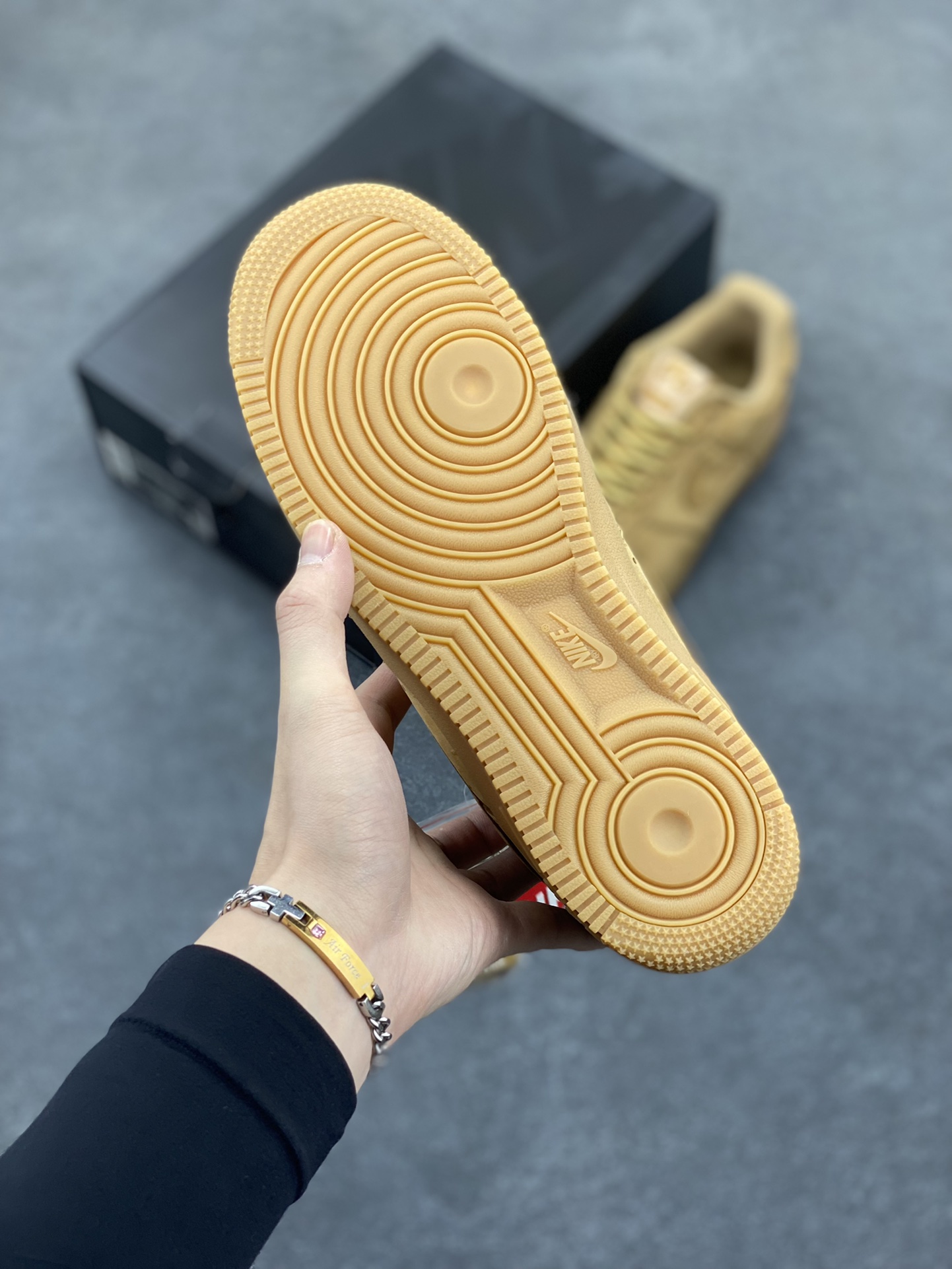 图片[5]-福利特价 Nike Air Force 1 Low Supreme 小麦 原楦头原纸板 打造纯正空军版型 专注外贸渠道 全掌内置蜂窝气垫 原盒配件 原厂中底钢印、拉帮完美 货号：DN1555-200 尺码：36 36.5 37.5 38 38.5 39 40 40.5 41 42 42.5 43 44 44.5 45-选品中心