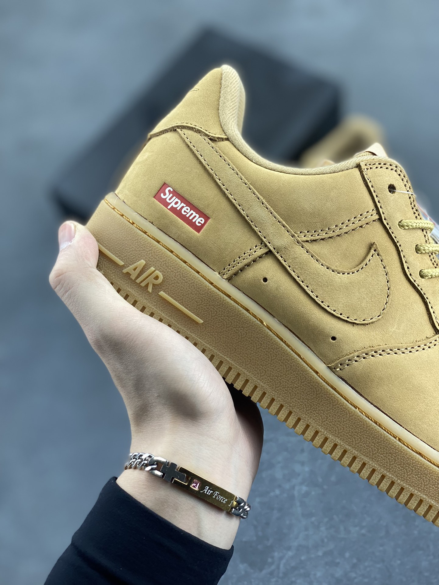 图片[6]-福利特价 Nike Air Force 1 Low Supreme 小麦 原楦头原纸板 打造纯正空军版型 专注外贸渠道 全掌内置蜂窝气垫 原盒配件 原厂中底钢印、拉帮完美 货号：DN1555-200 尺码：36 36.5 37.5 38 38.5 39 40 40.5 41 42 42.5 43 44 44.5 45-选品中心