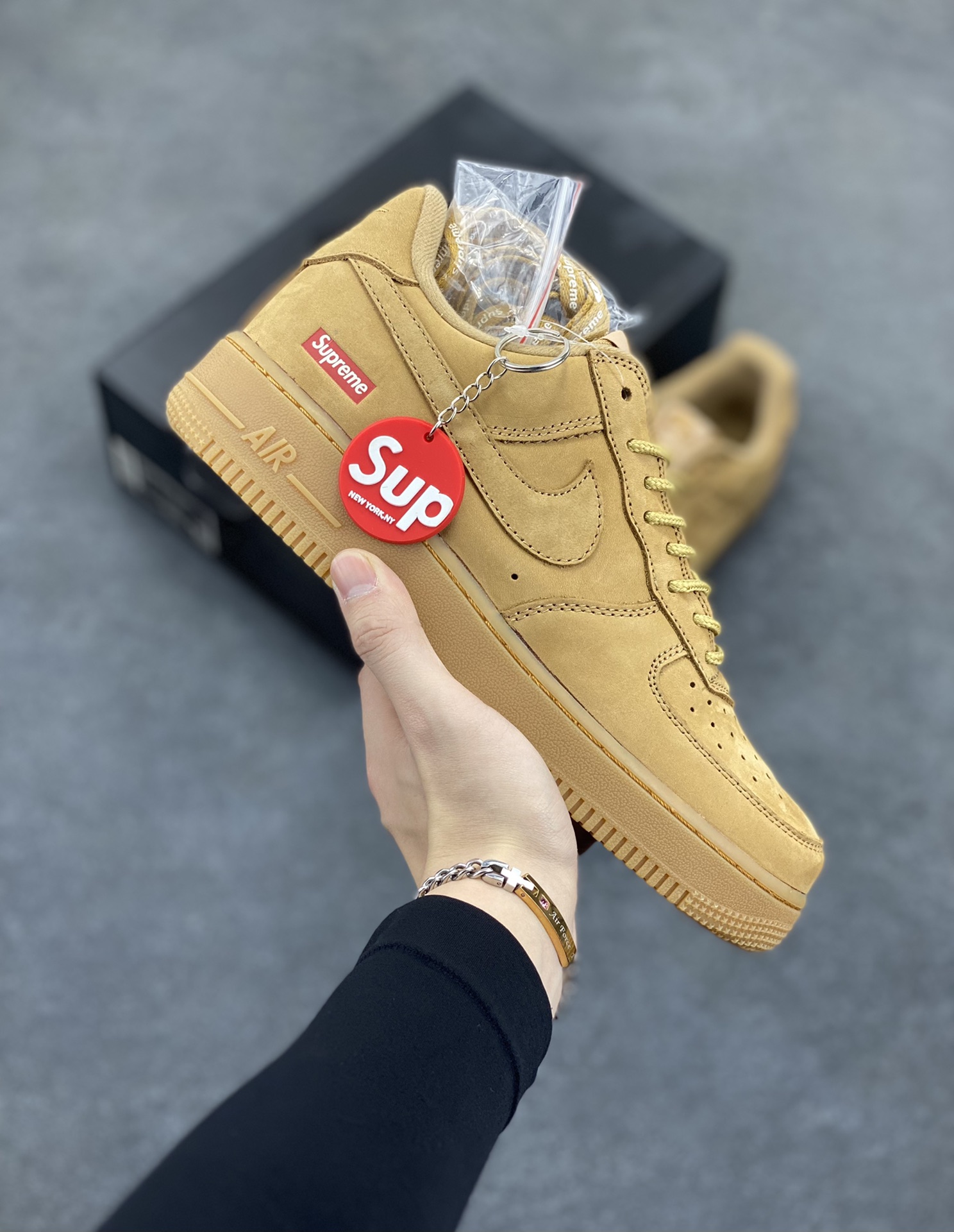 福利特价 Nike Air Force 1 Low Supreme 小麦 原楦头原纸板 打造纯正空军版型 专注外贸渠道 全掌内置蜂窝气垫 原盒配件 原厂中底钢印、拉帮完美 货号:DN1555-200 尺码:36 36.5 37.5 38 38.5 39 40 40.5 41 42 42.5 43 44 44.5 45-选品中心