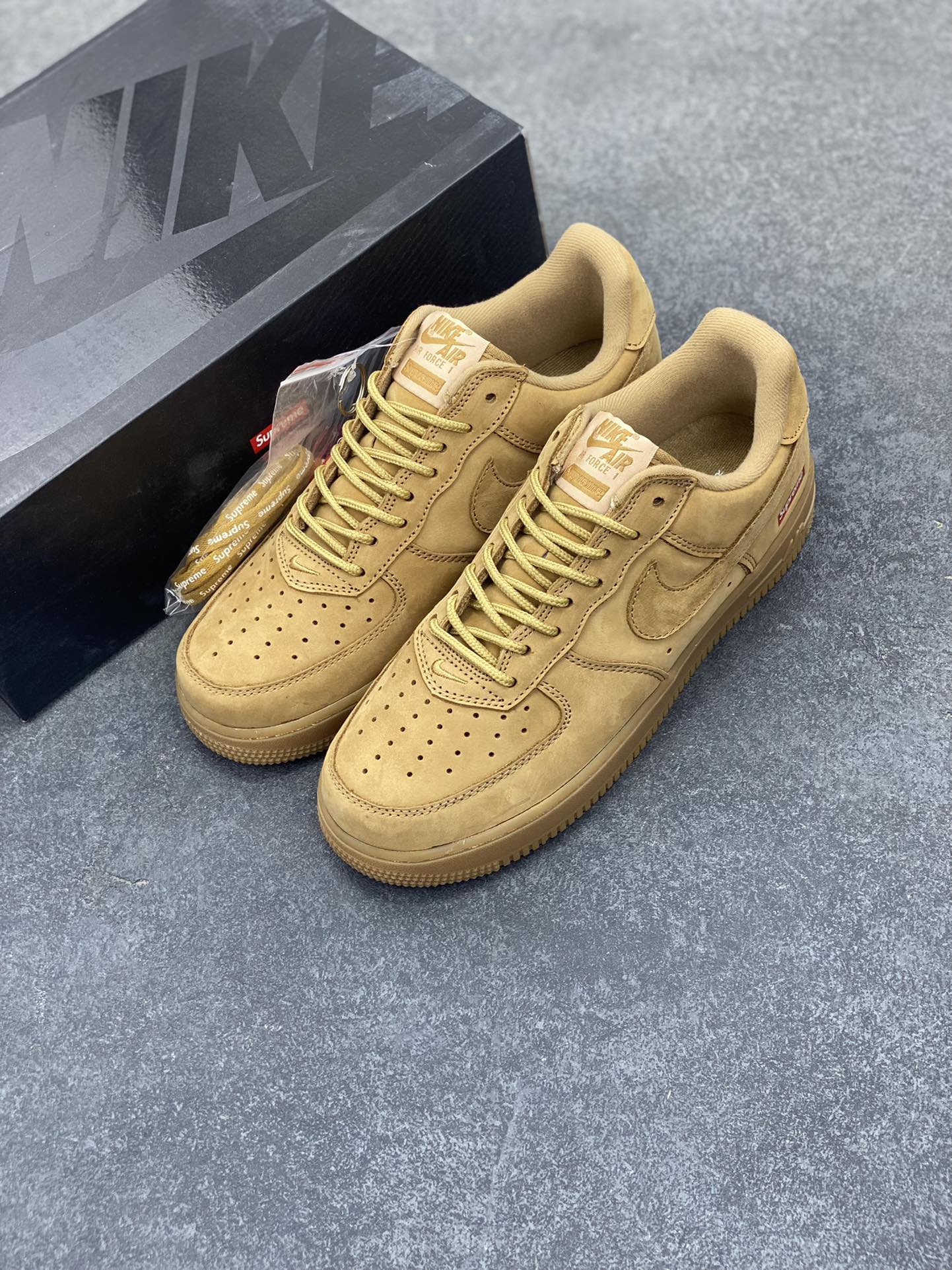 图片[8]-福利特价 Nike Air Force 1 Low Supreme 小麦 原楦头原纸板 打造纯正空军版型 专注外贸渠道 全掌内置蜂窝气垫 原盒配件 原厂中底钢印、拉帮完美 货号：DN1555-200 尺码：36 36.5 37.5 38 38.5 39 40 40.5 41 42 42.5 43 44 44.5 45-选品中心