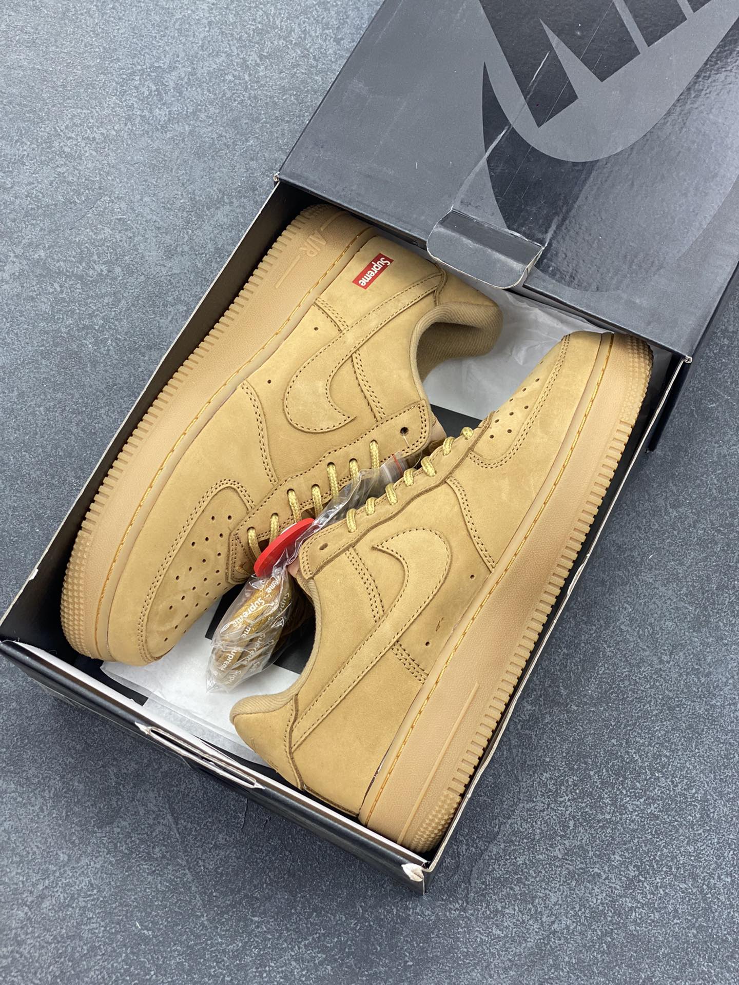 图片[9]-福利特价 Nike Air Force 1 Low Supreme 小麦 原楦头原纸板 打造纯正空军版型 专注外贸渠道 全掌内置蜂窝气垫 原盒配件 原厂中底钢印、拉帮完美 货号：DN1555-200 尺码：36 36.5 37.5 38 38.5 39 40 40.5 41 42 42.5 43 44 44.5 45-选品中心