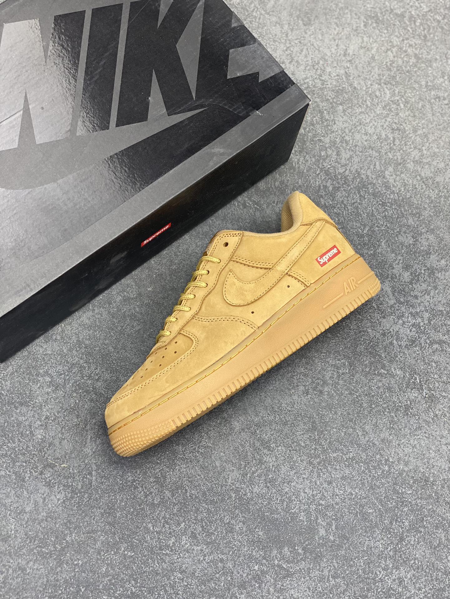 图片[7]-福利特价 Nike Air Force 1 Low Supreme 小麦 原楦头原纸板 打造纯正空军版型 专注外贸渠道 全掌内置蜂窝气垫 原盒配件 原厂中底钢印、拉帮完美 货号：DN1555-200 尺码：36 36.5 37.5 38 38.5 39 40 40.5 41 42 42.5 43 44 44.5 45-选品中心