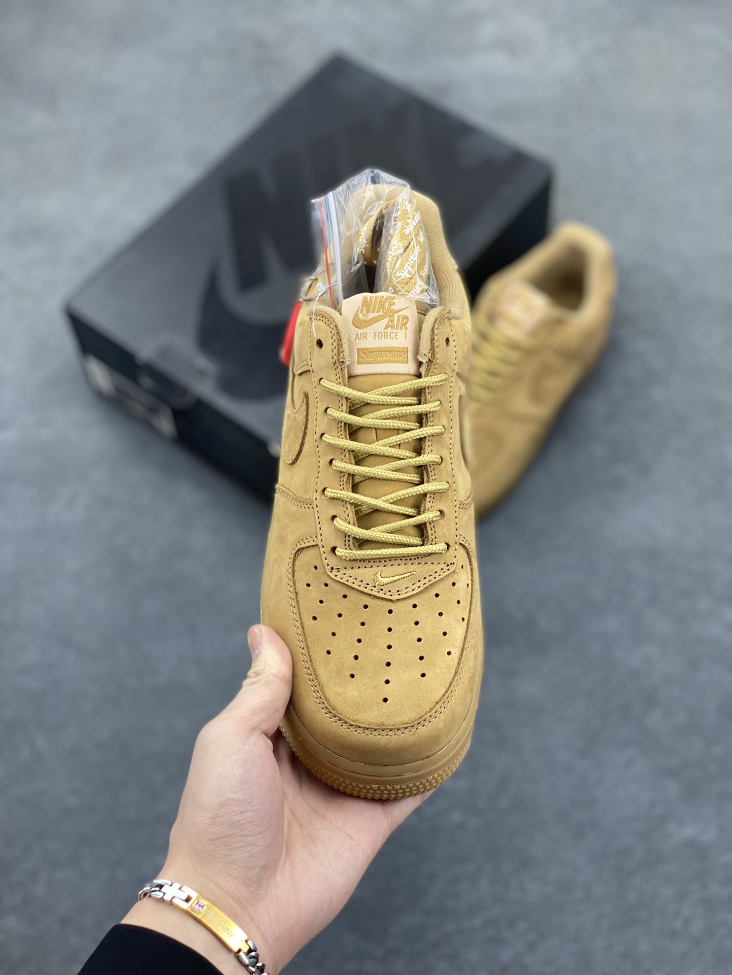 图片[2]-福利特价 Nike Air Force 1 Low Supreme 小麦 原楦头原纸板 打造纯正空军版型 专注外贸渠道 全掌内置蜂窝气垫 原盒配件 原厂中底钢印、拉帮完美 货号：DN1555-200 尺码：36 36.5 37.5 38 38.5 39 40 40.5 41 42 42.5 43 44 44.5 45-选品中心