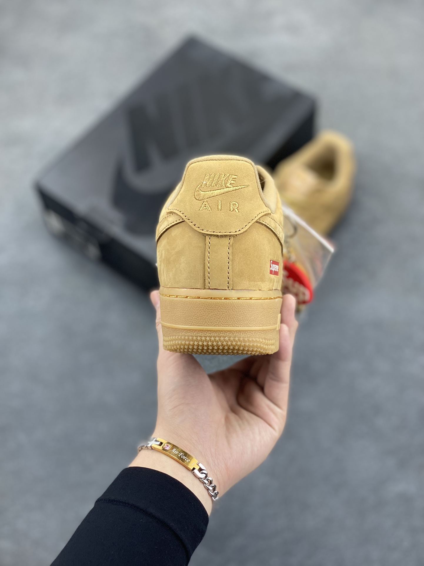 图片[4]-福利特价 Nike Air Force 1 Low Supreme 小麦 原楦头原纸板 打造纯正空军版型 专注外贸渠道 全掌内置蜂窝气垫 原盒配件 原厂中底钢印、拉帮完美 货号：DN1555-200 尺码：36 36.5 37.5 38 38.5 39 40 40.5 41 42 42.5 43 44 44.5 45-选品中心