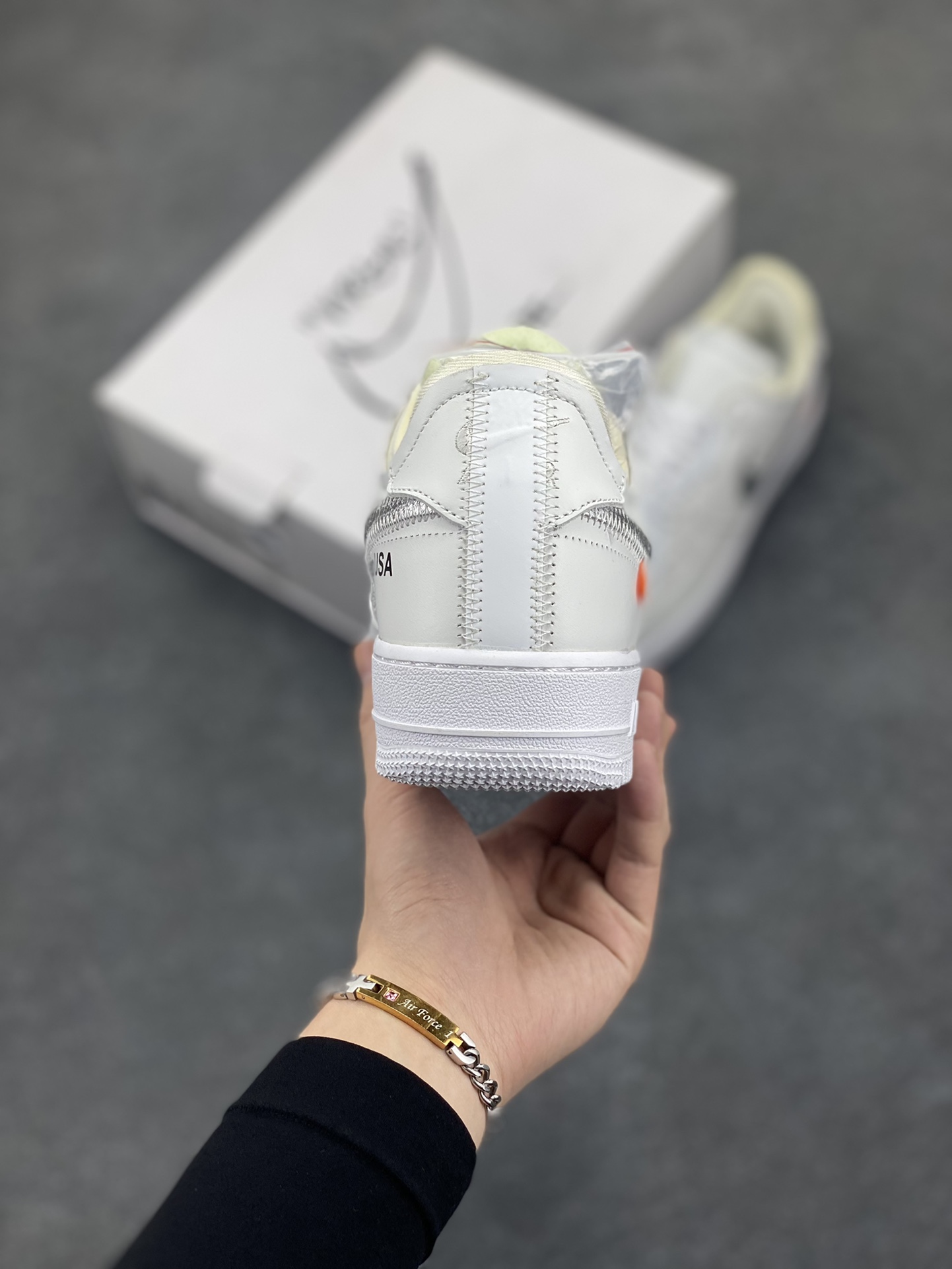 图片[4]-福利特价 Nike AirForce 1 Low Virgil Abloh x OFF WHITE 空军一号联名系列 这双鞋以白色为主体色调，搭配银色 Swoosh Logo，点缀黑色标语，呈现出联名系列招的解构设计。Swoosh 侧面的白色缝标在银白色鞋身上十分显眼。Virgil 在鞋中底上，分别以马克笔写有 “For Serena only”、“Virgil 2019” 等字样，同此前送给詹姆斯等人的亲友限定一样。 货号：AO4297-100 尺码：40 40.5 41 42 42.5 43 44 44.5 45-选品中心