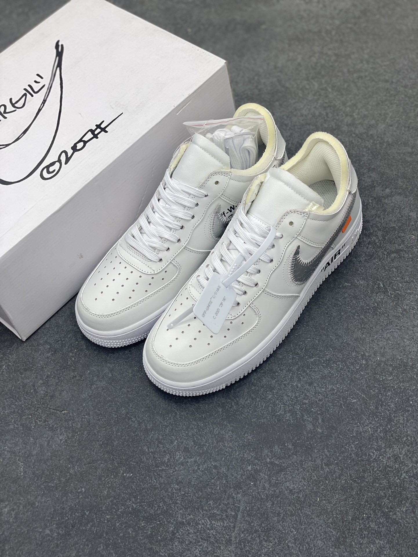 图片[8]-福利特价 Nike AirForce 1 Low Virgil Abloh x OFF WHITE 空军一号联名系列 这双鞋以白色为主体色调，搭配银色 Swoosh Logo，点缀黑色标语，呈现出联名系列招的解构设计。Swoosh 侧面的白色缝标在银白色鞋身上十分显眼。Virgil 在鞋中底上，分别以马克笔写有 “For Serena only”、“Virgil 2019” 等字样，同此前送给詹姆斯等人的亲友限定一样。 货号：AO4297-100 尺码：40 40.5 41 42 42.5 43 44 44.5 45-选品中心