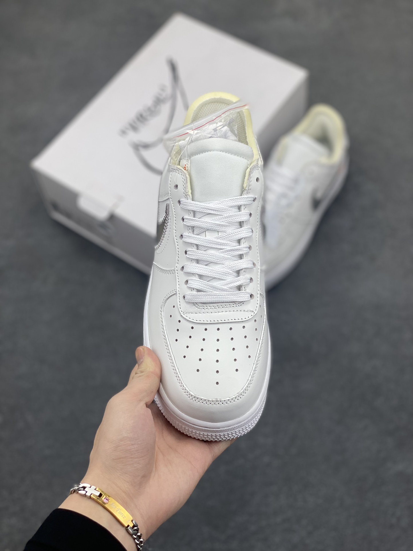 图片[2]-福利特价 Nike AirForce 1 Low Virgil Abloh x OFF WHITE 空军一号联名系列 这双鞋以白色为主体色调，搭配银色 Swoosh Logo，点缀黑色标语，呈现出联名系列招的解构设计。Swoosh 侧面的白色缝标在银白色鞋身上十分显眼。Virgil 在鞋中底上，分别以马克笔写有 “For Serena only”、“Virgil 2019” 等字样，同此前送给詹姆斯等人的亲友限定一样。 货号：AO4297-100 尺码：40 40.5 41 42 42.5 43 44 44.5 45-选品中心