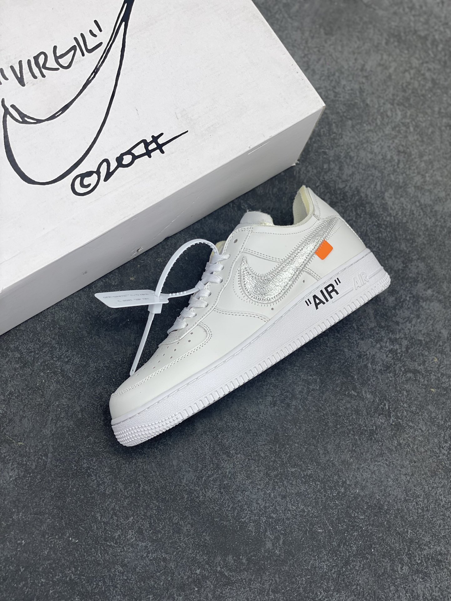 图片[7]-福利特价 Nike AirForce 1 Low Virgil Abloh x OFF WHITE 空军一号联名系列 这双鞋以白色为主体色调，搭配银色 Swoosh Logo，点缀黑色标语，呈现出联名系列招的解构设计。Swoosh 侧面的白色缝标在银白色鞋身上十分显眼。Virgil 在鞋中底上，分别以马克笔写有 “For Serena only”、“Virgil 2019” 等字样，同此前送给詹姆斯等人的亲友限定一样。 货号：AO4297-100 尺码：40 40.5 41 42 42.5 43 44 44.5 45-选品中心