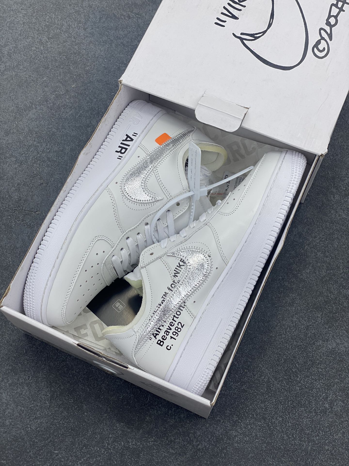 图片[9]-福利特价 Nike AirForce 1 Low Virgil Abloh x OFF WHITE 空军一号联名系列 这双鞋以白色为主体色调，搭配银色 Swoosh Logo，点缀黑色标语，呈现出联名系列招的解构设计。Swoosh 侧面的白色缝标在银白色鞋身上十分显眼。Virgil 在鞋中底上，分别以马克笔写有 “For Serena only”、“Virgil 2019” 等字样，同此前送给詹姆斯等人的亲友限定一样。 货号：AO4297-100 尺码：40 40.5 41 42 42.5 43 44 44.5 45-选品中心