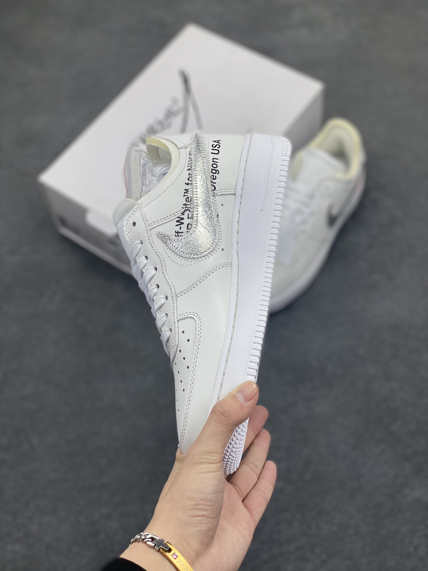 图片[3]-福利特价 Nike AirForce 1 Low Virgil Abloh x OFF WHITE 空军一号联名系列 这双鞋以白色为主体色调，搭配银色 Swoosh Logo，点缀黑色标语，呈现出联名系列招的解构设计。Swoosh 侧面的白色缝标在银白色鞋身上十分显眼。Virgil 在鞋中底上，分别以马克笔写有 “For Serena only”、“Virgil 2019” 等字样，同此前送给詹姆斯等人的亲友限定一样。 货号：AO4297-100 尺码：40 40.5 41 42 42.5 43 44 44.5 45-选品中心
