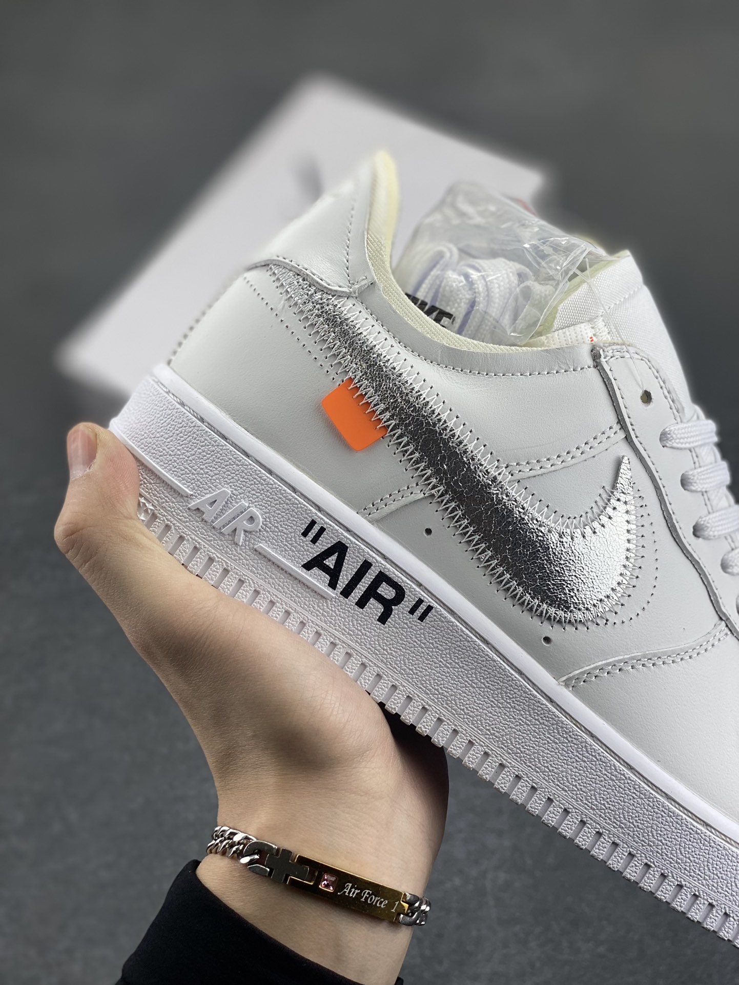 图片[6]-福利特价 Nike AirForce 1 Low Virgil Abloh x OFF WHITE 空军一号联名系列 这双鞋以白色为主体色调，搭配银色 Swoosh Logo，点缀黑色标语，呈现出联名系列招的解构设计。Swoosh 侧面的白色缝标在银白色鞋身上十分显眼。Virgil 在鞋中底上，分别以马克笔写有 “For Serena only”、“Virgil 2019” 等字样，同此前送给詹姆斯等人的亲友限定一样。 货号：AO4297-100 尺码：40 40.5 41 42 42.5 43 44 44.5 45-选品中心