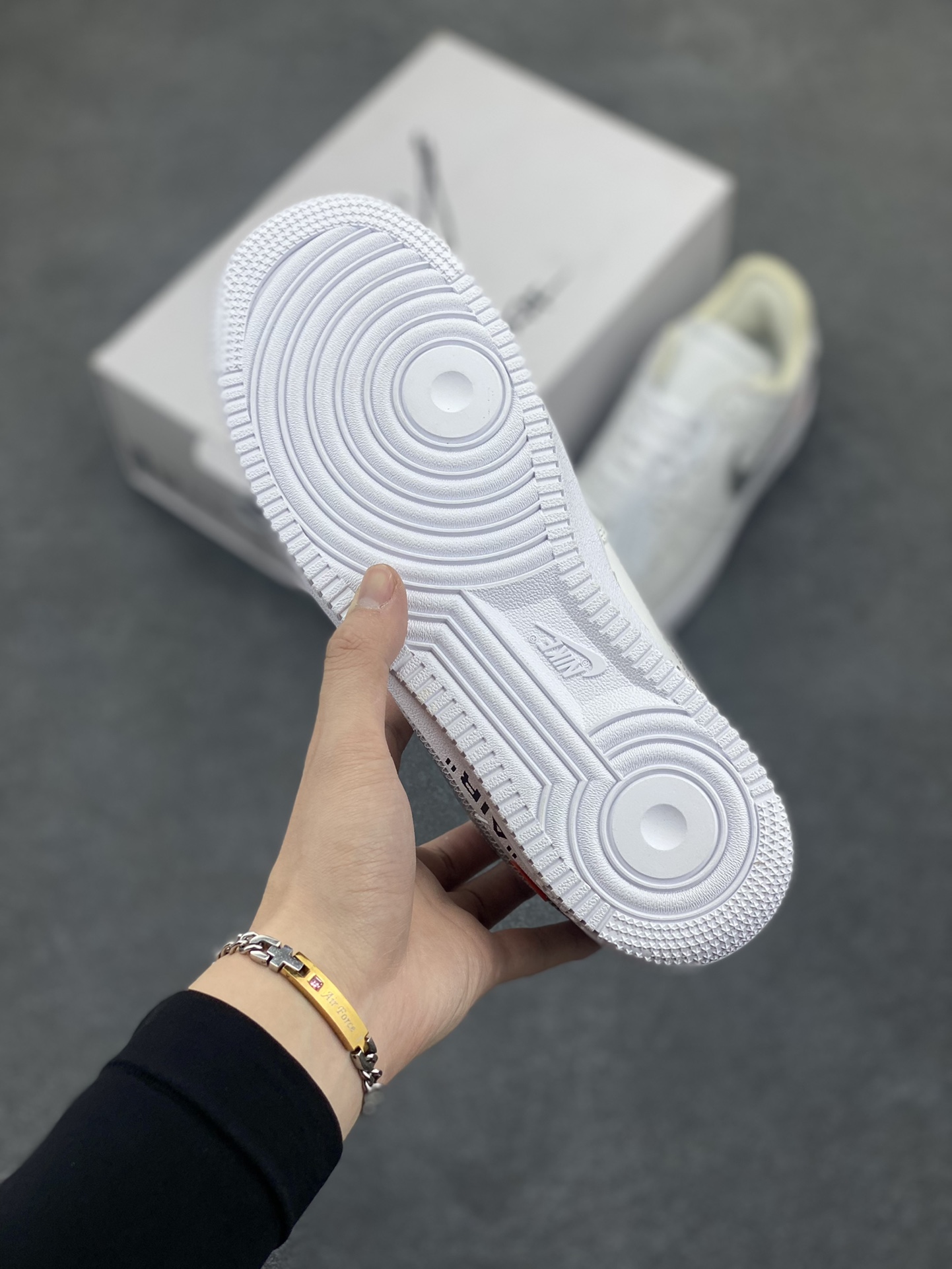 图片[5]-福利特价 Nike AirForce 1 Low Virgil Abloh x OFF WHITE 空军一号联名系列 这双鞋以白色为主体色调，搭配银色 Swoosh Logo，点缀黑色标语，呈现出联名系列招的解构设计。Swoosh 侧面的白色缝标在银白色鞋身上十分显眼。Virgil 在鞋中底上，分别以马克笔写有 “For Serena only”、“Virgil 2019” 等字样，同此前送给詹姆斯等人的亲友限定一样。 货号：AO4297-100 尺码：40 40.5 41 42 42.5 43 44 44.5 45-选品中心