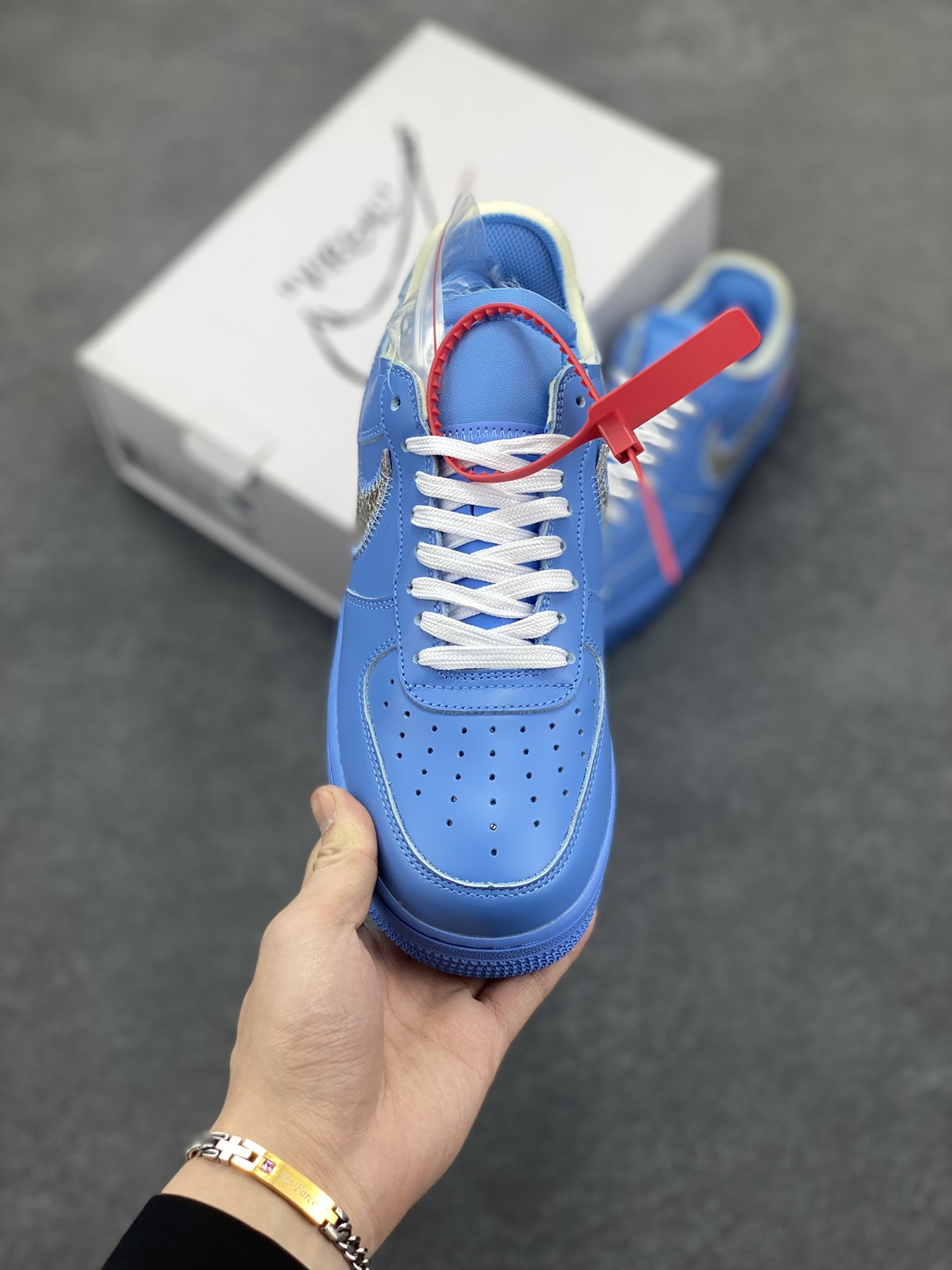 图片[2]-福利特价 OW x NK AF1 MCA 蓝色艺术馆 联名空军一号低帮运动板鞋 该款以蓝色为主体色调 ，搭配银色 Swoosh Logo 点缀白色标语，呈现出联名系列招牌的解构设计 Swoosh 侧面的红色缝标在蓝色鞋身上十分显眼，与红色的调包扣相呼应。Virgil 在鞋中底上，分别以马克笔写有 “For Serena only”、“Virgil 2019” 等字样，同此前送给詹姆斯等人的亲友限定一样 货号：CI1173-400 尺码：40 40.5 41 42 42.5 43 44 44.5 45-选品中心