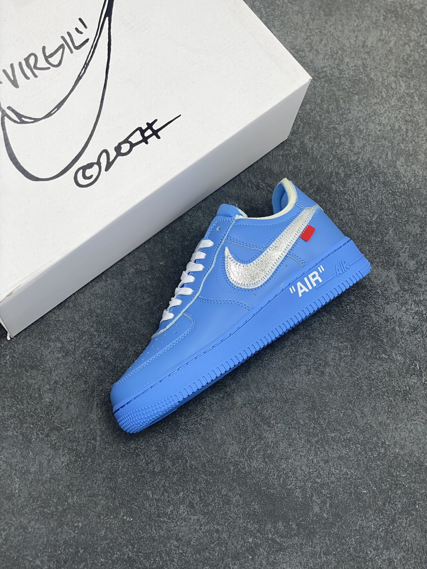 图片[7]-福利特价 OW x NK AF1 MCA 蓝色艺术馆 联名空军一号低帮运动板鞋 该款以蓝色为主体色调 ，搭配银色 Swoosh Logo 点缀白色标语，呈现出联名系列招牌的解构设计 Swoosh 侧面的红色缝标在蓝色鞋身上十分显眼，与红色的调包扣相呼应。Virgil 在鞋中底上，分别以马克笔写有 “For Serena only”、“Virgil 2019” 等字样，同此前送给詹姆斯等人的亲友限定一样 货号：CI1173-400 尺码：40 40.5 41 42 42.5 43 44 44.5 45-选品中心