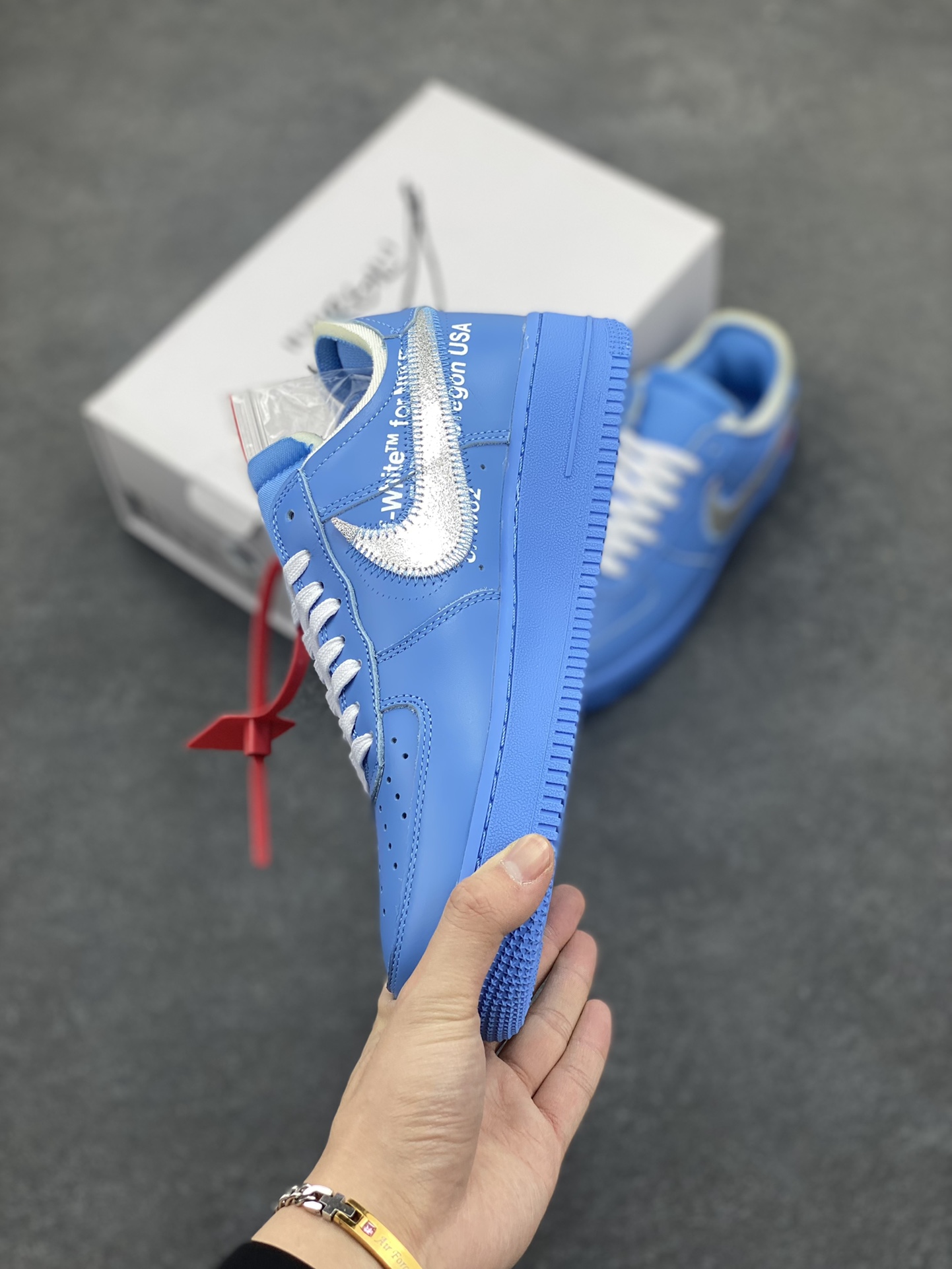 图片[3]-福利特价 OW x NK AF1 MCA 蓝色艺术馆 联名空军一号低帮运动板鞋 该款以蓝色为主体色调 ，搭配银色 Swoosh Logo 点缀白色标语，呈现出联名系列招牌的解构设计 Swoosh 侧面的红色缝标在蓝色鞋身上十分显眼，与红色的调包扣相呼应。Virgil 在鞋中底上，分别以马克笔写有 “For Serena only”、“Virgil 2019” 等字样，同此前送给詹姆斯等人的亲友限定一样 货号：CI1173-400 尺码：40 40.5 41 42 42.5 43 44 44.5 45-选品中心