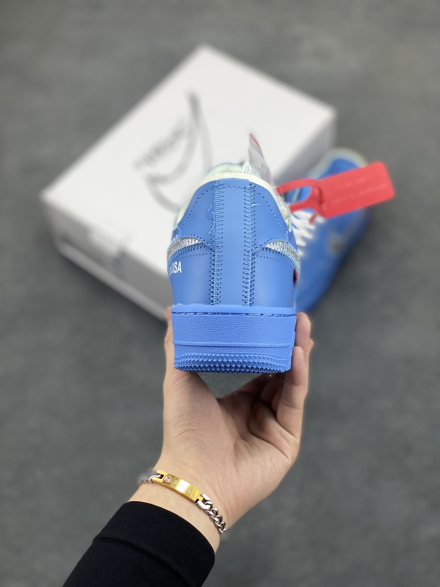 图片[4]-福利特价 OW x NK AF1 MCA 蓝色艺术馆 联名空军一号低帮运动板鞋 该款以蓝色为主体色调 ，搭配银色 Swoosh Logo 点缀白色标语，呈现出联名系列招牌的解构设计 Swoosh 侧面的红色缝标在蓝色鞋身上十分显眼，与红色的调包扣相呼应。Virgil 在鞋中底上，分别以马克笔写有 “For Serena only”、“Virgil 2019” 等字样，同此前送给詹姆斯等人的亲友限定一样 货号：CI1173-400 尺码：40 40.5 41 42 42.5 43 44 44.5 45-选品中心