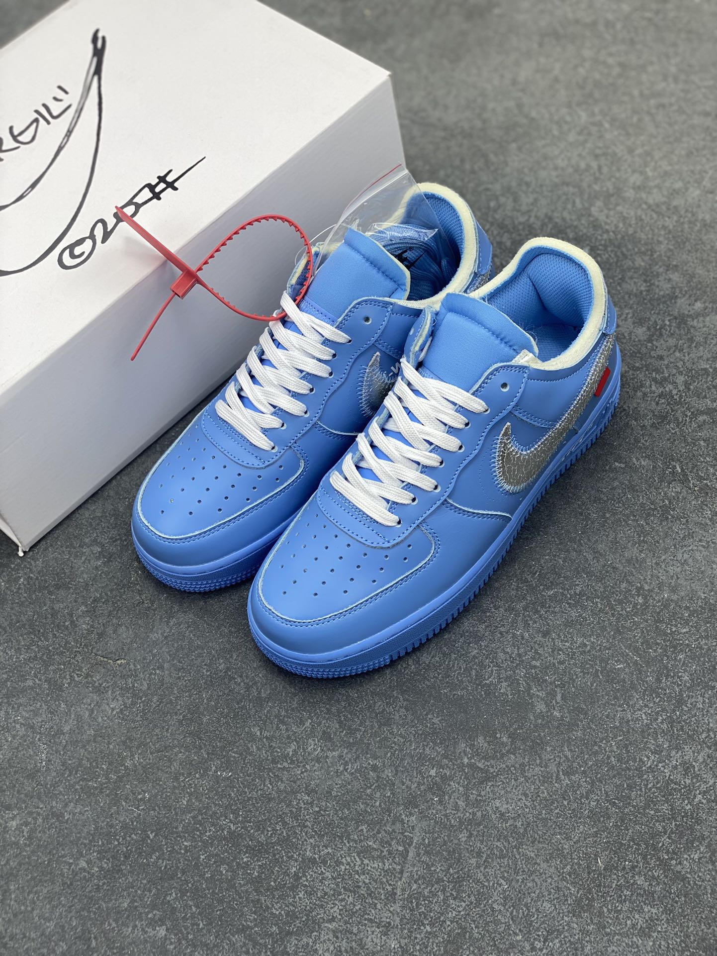 图片[8]-福利特价 OW x NK AF1 MCA 蓝色艺术馆 联名空军一号低帮运动板鞋 该款以蓝色为主体色调 ，搭配银色 Swoosh Logo 点缀白色标语，呈现出联名系列招牌的解构设计 Swoosh 侧面的红色缝标在蓝色鞋身上十分显眼，与红色的调包扣相呼应。Virgil 在鞋中底上，分别以马克笔写有 “For Serena only”、“Virgil 2019” 等字样，同此前送给詹姆斯等人的亲友限定一样 货号：CI1173-400 尺码：40 40.5 41 42 42.5 43 44 44.5 45-选品中心