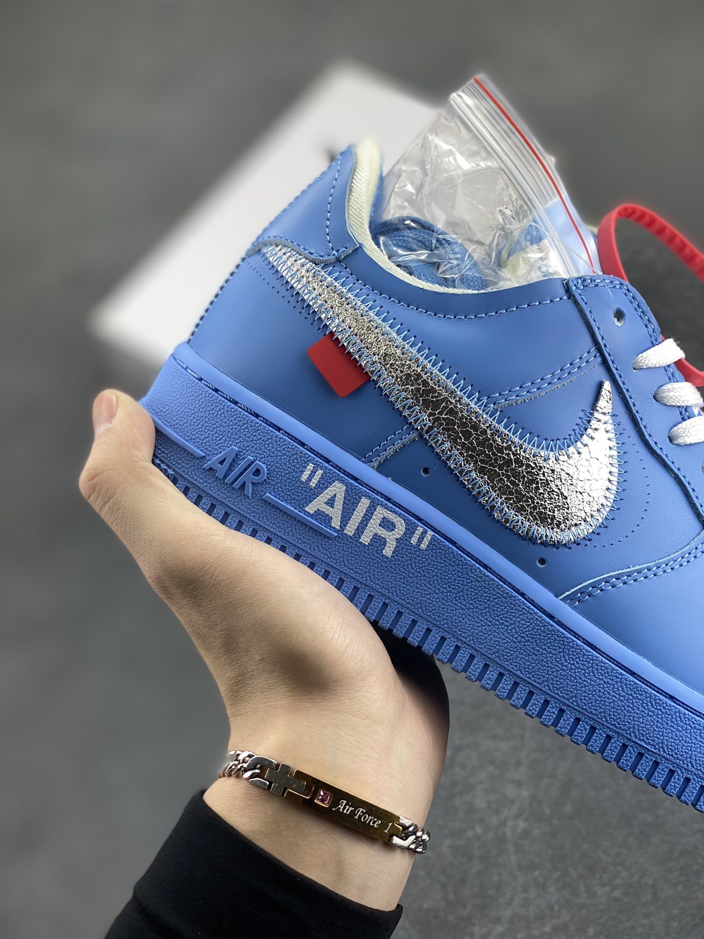 图片[6]-福利特价 OW x NK AF1 MCA 蓝色艺术馆 联名空军一号低帮运动板鞋 该款以蓝色为主体色调 ，搭配银色 Swoosh Logo 点缀白色标语，呈现出联名系列招牌的解构设计 Swoosh 侧面的红色缝标在蓝色鞋身上十分显眼，与红色的调包扣相呼应。Virgil 在鞋中底上，分别以马克笔写有 “For Serena only”、“Virgil 2019” 等字样，同此前送给詹姆斯等人的亲友限定一样 货号：CI1173-400 尺码：40 40.5 41 42 42.5 43 44 44.5 45-选品中心