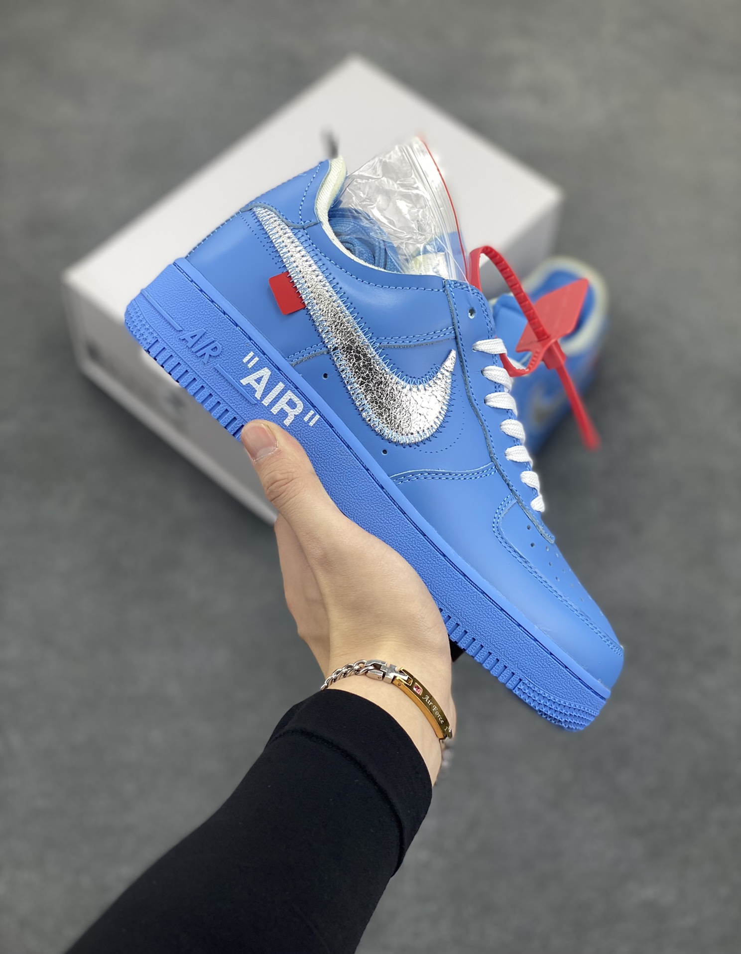 福利特价 OW x NK AF1 MCA 蓝色艺术馆 联名空军一号低帮运动板鞋 该款以蓝色为主体色调 ，搭配银色 Swoosh Logo 点缀白色标语，呈现出联名系列招牌的解构设计 Swoosh 侧面的红色缝标在蓝色鞋身上十分显眼，与红色的调包扣相呼应。Virgil 在鞋中底上，分别以马克笔写有 “For Serena only”、“Virgil 2019” 等字样，同此前送给詹姆斯等人的亲友限定一样 货号：CI1173-400 尺码：40 40.5 41 42 42.5 43 44 44.5 45-选品中心