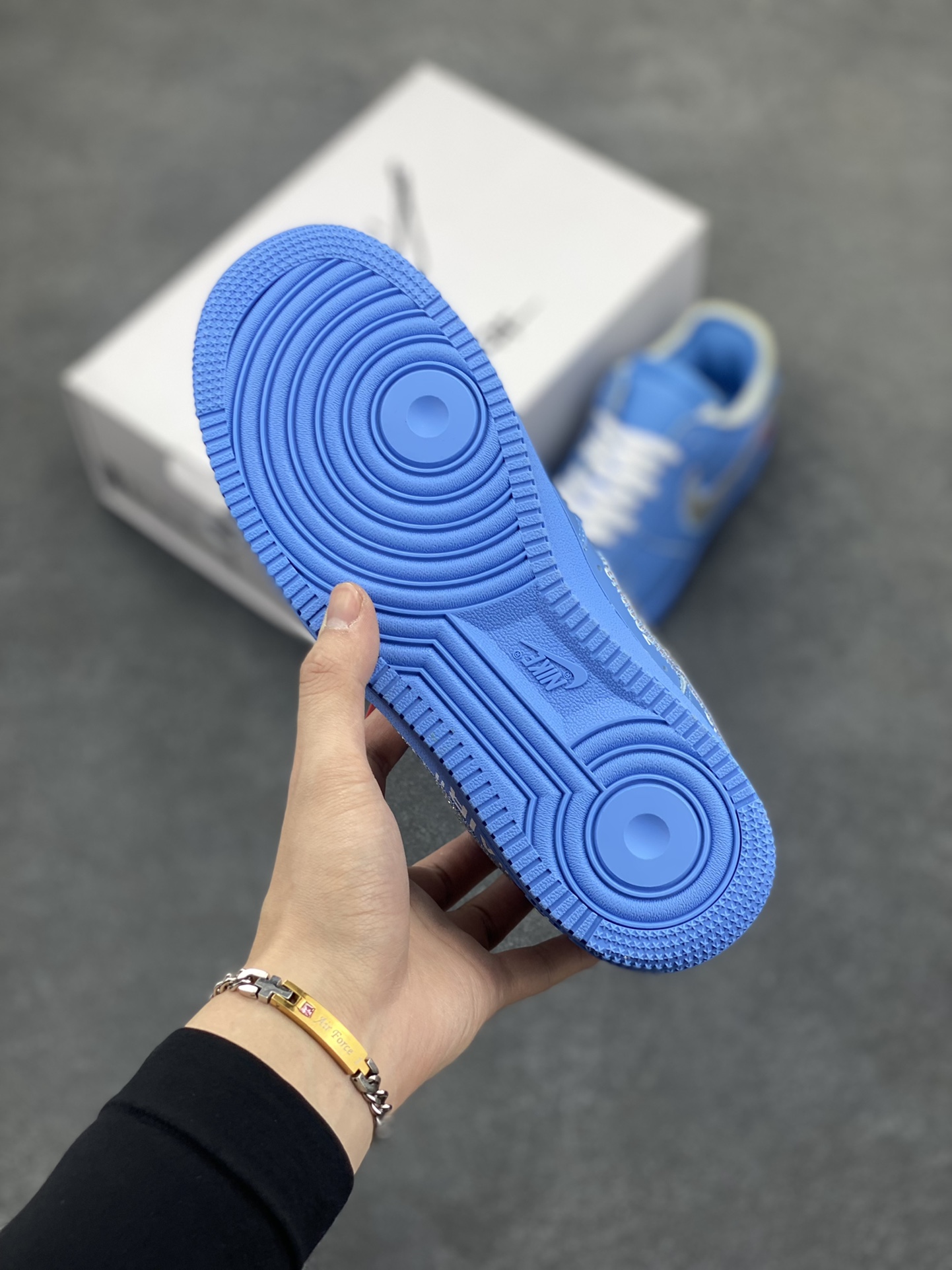 图片[5]-福利特价 OW x NK AF1 MCA 蓝色艺术馆 联名空军一号低帮运动板鞋 该款以蓝色为主体色调 ，搭配银色 Swoosh Logo 点缀白色标语，呈现出联名系列招牌的解构设计 Swoosh 侧面的红色缝标在蓝色鞋身上十分显眼，与红色的调包扣相呼应。Virgil 在鞋中底上，分别以马克笔写有 “For Serena only”、“Virgil 2019” 等字样，同此前送给詹姆斯等人的亲友限定一样 货号：CI1173-400 尺码：40 40.5 41 42 42.5 43 44 44.5 45-选品中心