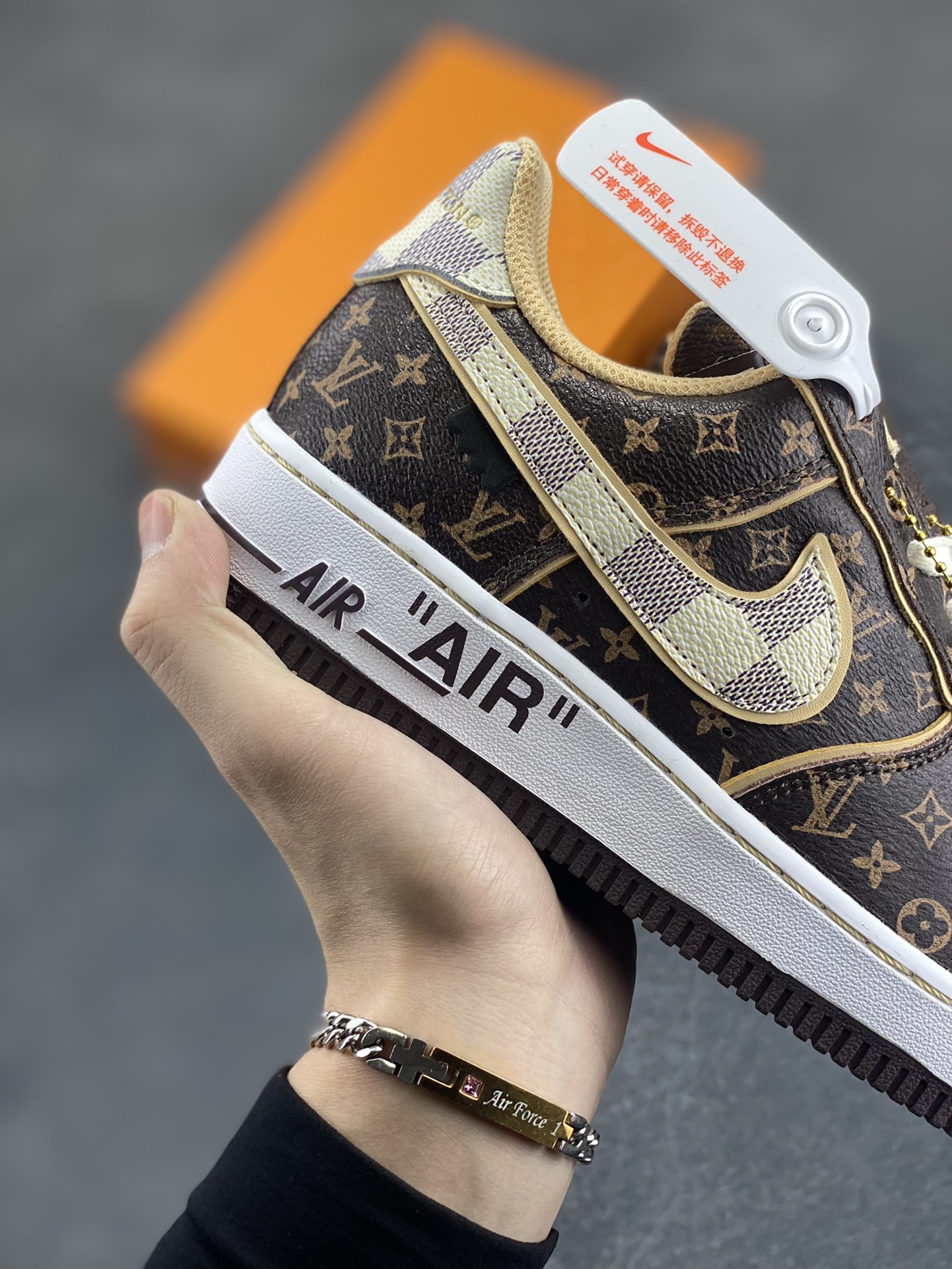 图片[6]-福利特价 NK Air Force 1 空军一号 LV联名 原楦头原纸板 打造纯正空军版型#专注外贸渠道 全掌内置蜂窝气垫 #原盒配件 原厂中底钢印、拉帮完美 货号：DJ4631-200 尺码：36 36.5 37.5 38 38.5 39 40 40.5 41 42 42.5 43 44 44.5 45-选品中心