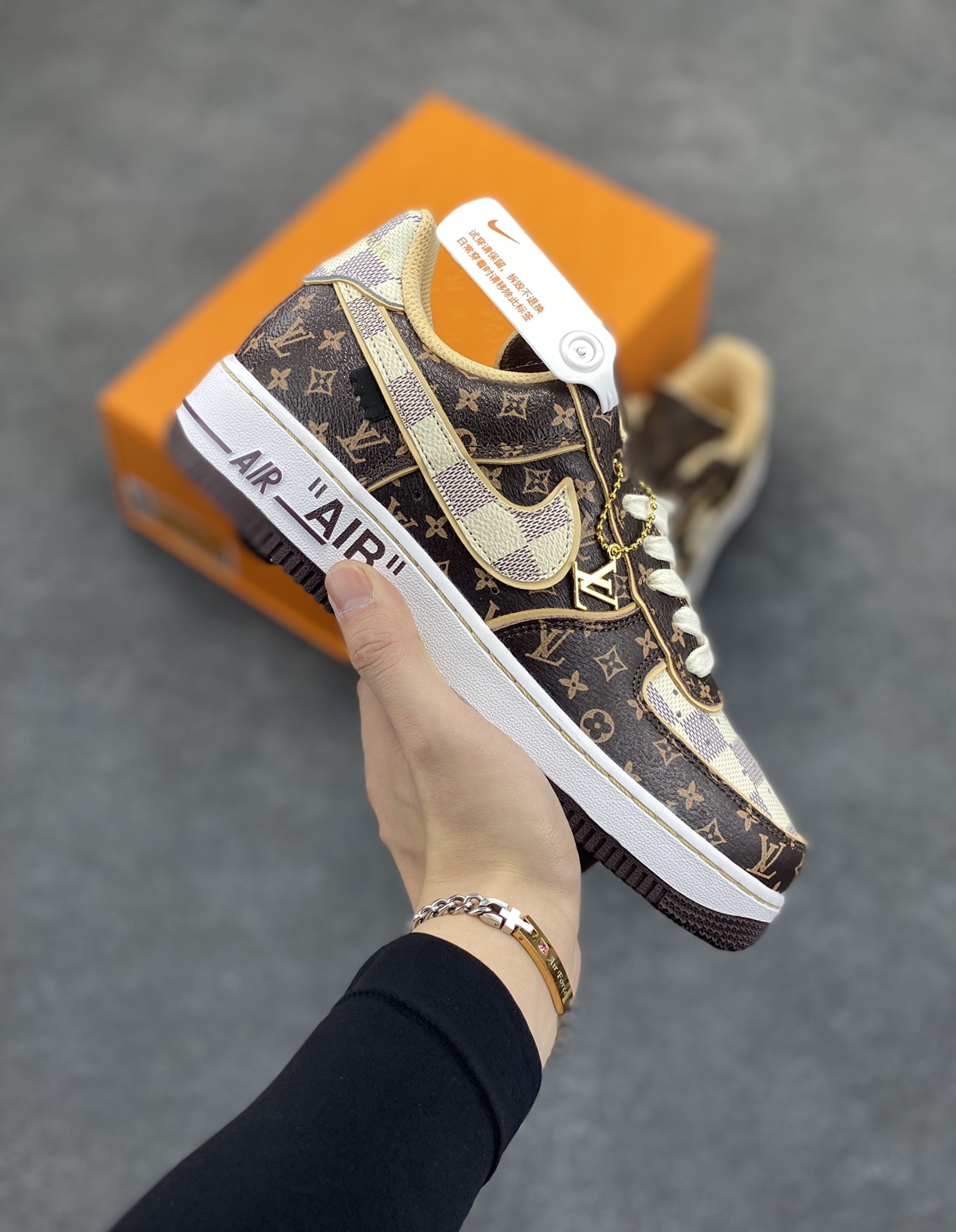 福利特价 NK Air Force 1 空军一号 LV联名 原楦头原纸板 打造纯正空军版型#专注外贸渠道 全掌内置蜂窝气垫 #原盒配件 原厂中底钢印、拉帮完美 货号：DJ4631-200 尺码：36 36.5 37.5 38 38.5 39 40 40.5 41 42 42.5 43 44 44.5 45-选品中心