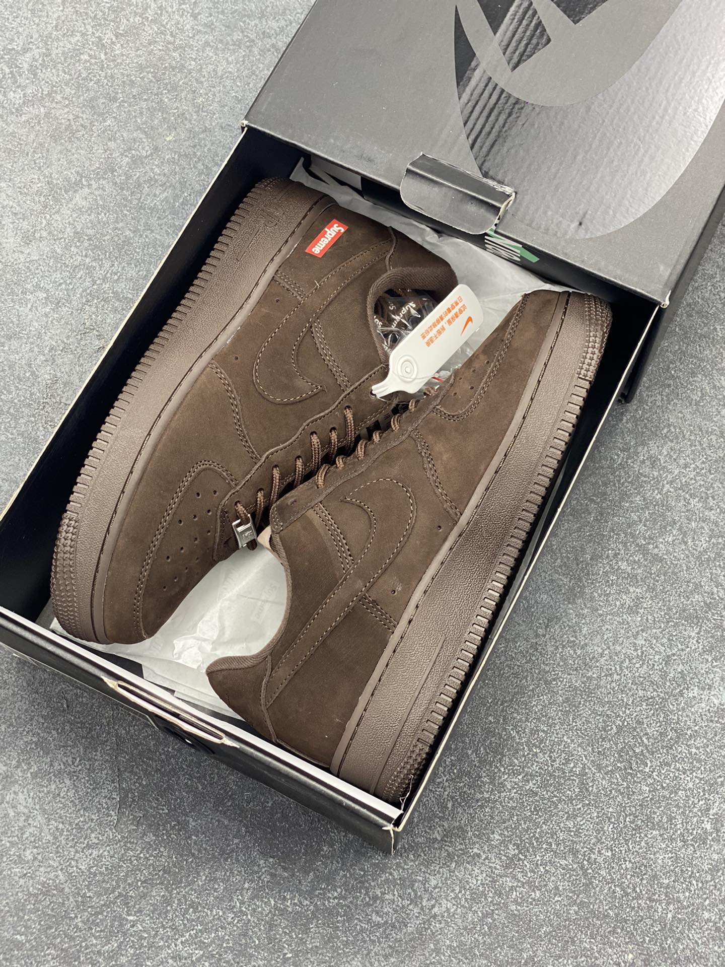 图片[9]-福利特价 Air Force 1 Nike Low SUPERME联名 原楦头原纸板 打造纯正空军版型 专注外贸渠道 全掌内置蜂窝气垫 #原盒配件 原厂中底钢印、拉帮完美 货号：CU9225-200 尺码：36 36.5 37.5 38 38.5 39 40 40.5 41 42 42.5 43 44 44.5 45-选品中心