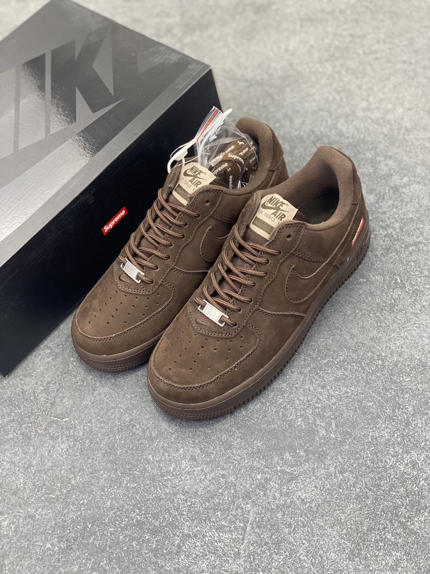 图片[8]-福利特价 Air Force 1 Nike Low SUPERME联名 原楦头原纸板 打造纯正空军版型 专注外贸渠道 全掌内置蜂窝气垫 #原盒配件 原厂中底钢印、拉帮完美 货号：CU9225-200 尺码：36 36.5 37.5 38 38.5 39 40 40.5 41 42 42.5 43 44 44.5 45-选品中心