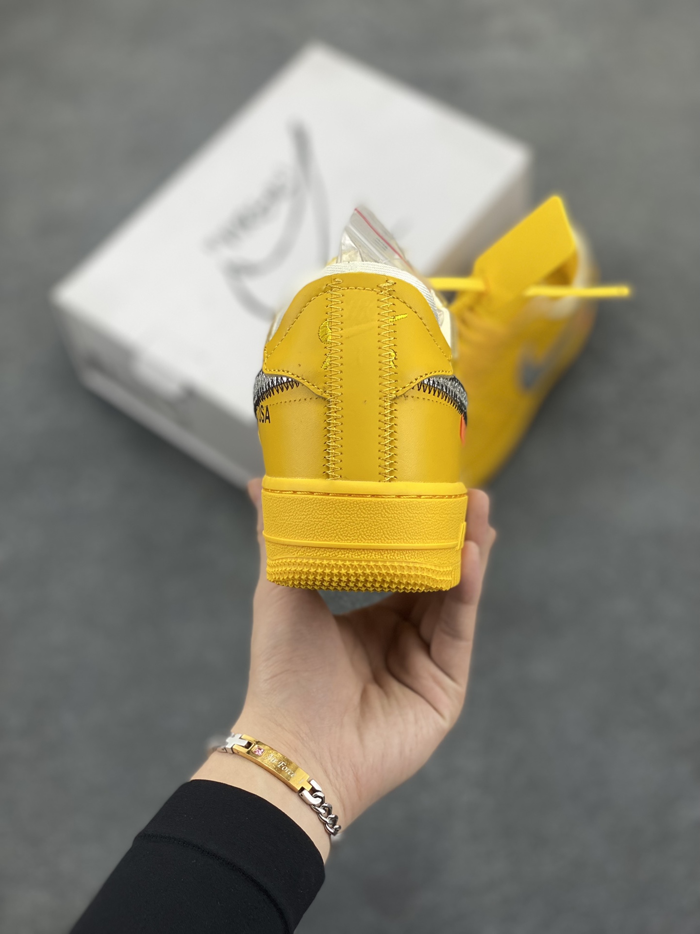 图片[4]-福利特价 VIRGIL ABLOH设计师独立品牌Off-White™ x Nike Air Force 1 Low’07”University Gold/Metallic Silver“空军一号经典低帮百搭休闲运动板鞋“OW大学金银黑” 这双焦点大作的实物近赏照，延续了 Off-White™ x Nike Air Force 1 的一贯设计，采用金黄色鞋身搭配金属银色 swoosh，和之前所有版本相比无疑是吸睛度最高的存在，不过因为色调的跳脱，对搭配的要求可能也更加苛刻 货号：DD1876-700 尺码：40 40.5 41 42 42.5 43 44 44.5 45-选品中心