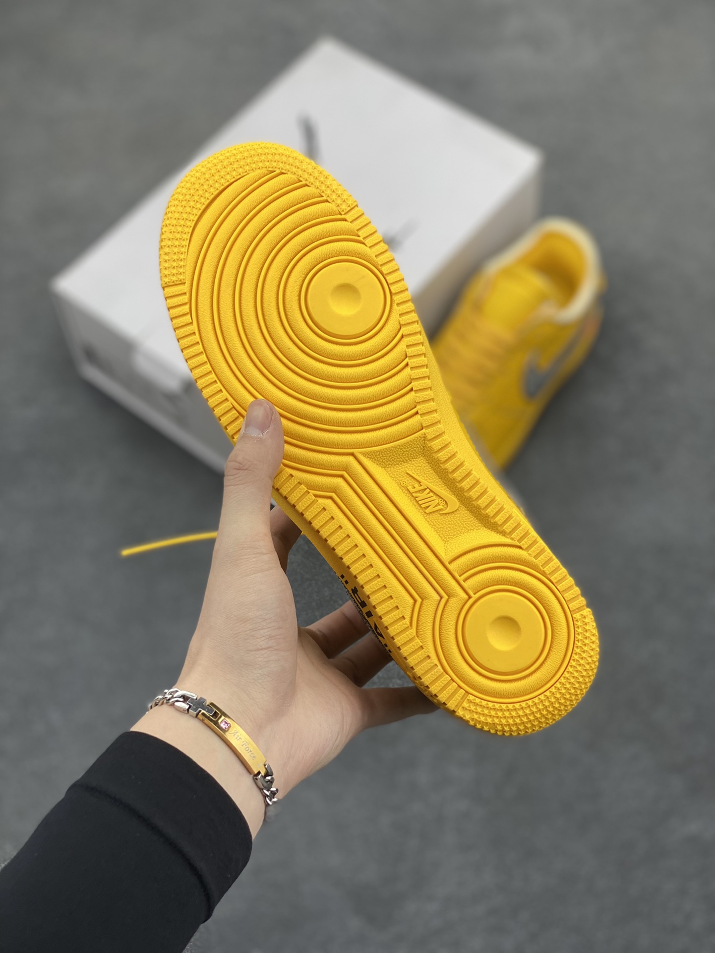 图片[5]-福利特价 VIRGIL ABLOH设计师独立品牌Off-White™ x Nike Air Force 1 Low’07”University Gold/Metallic Silver“空军一号经典低帮百搭休闲运动板鞋“OW大学金银黑” 这双焦点大作的实物近赏照，延续了 Off-White™ x Nike Air Force 1 的一贯设计，采用金黄色鞋身搭配金属银色 swoosh，和之前所有版本相比无疑是吸睛度最高的存在，不过因为色调的跳脱，对搭配的要求可能也更加苛刻 货号：DD1876-700 尺码：40 40.5 41 42 42.5 43 44 44.5 45-选品中心
