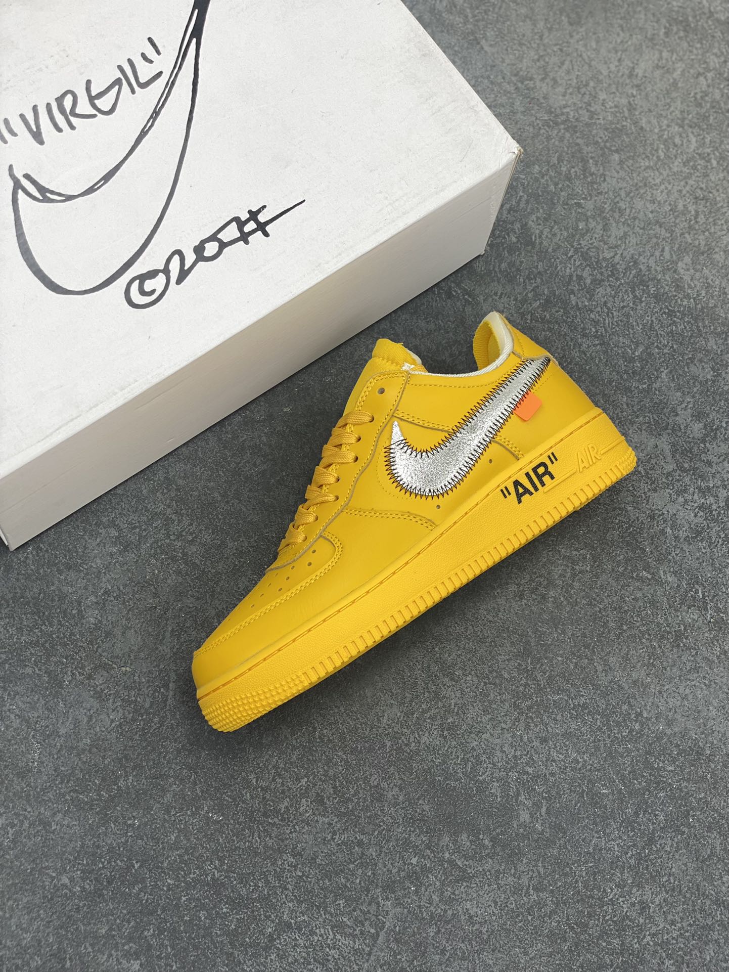 图片[7]-福利特价 VIRGIL ABLOH设计师独立品牌Off-White™ x Nike Air Force 1 Low’07”University Gold/Metallic Silver“空军一号经典低帮百搭休闲运动板鞋“OW大学金银黑” 这双焦点大作的实物近赏照，延续了 Off-White™ x Nike Air Force 1 的一贯设计，采用金黄色鞋身搭配金属银色 swoosh，和之前所有版本相比无疑是吸睛度最高的存在，不过因为色调的跳脱，对搭配的要求可能也更加苛刻 货号：DD1876-700 尺码：40 40.5 41 42 42.5 43 44 44.5 45-选品中心