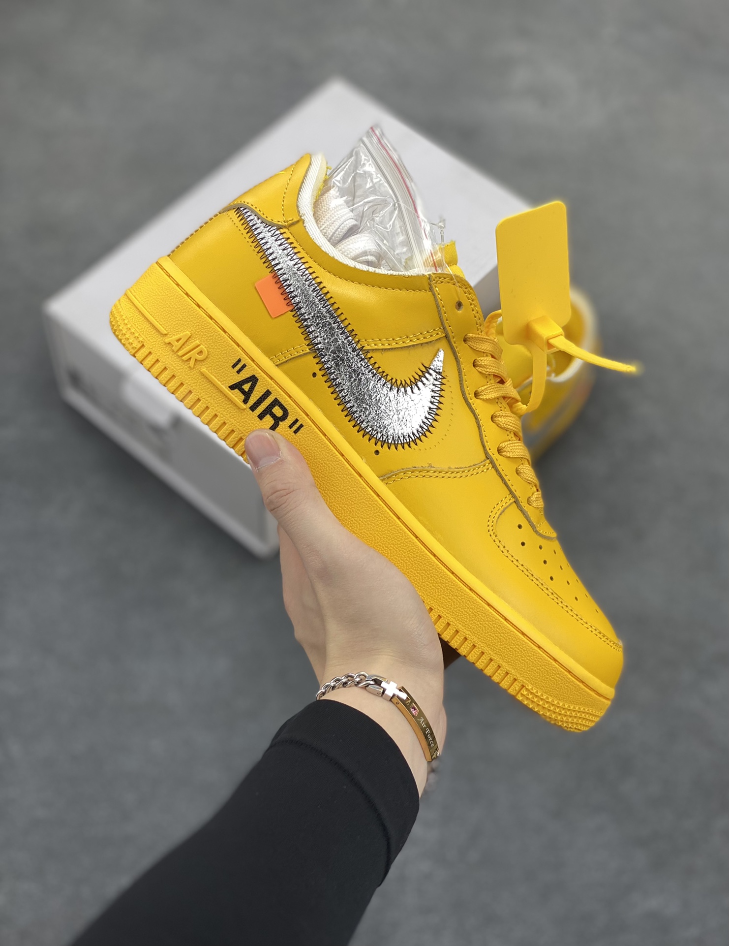 福利特价 VIRGIL ABLOH设计师独立品牌Off-White™ x Nike Air Force 1 Low’07”University Gold/Metallic Silver“空军一号经典低帮百搭休闲运动板鞋“OW大学金银黑” 这双焦点大作的实物近赏照，延续了 Off-White™ x Nike Air Force 1 的一贯设计，采用金黄色鞋身搭配金属银色 swoosh，和之前所有版本相比无疑是吸睛度最高的存在，不过因为色调的跳脱，对搭配的要求可能也更加苛刻 货号：DD1876-700 尺码：40 40.5 41 42 42.5 43 44 44.5 45-选品中心