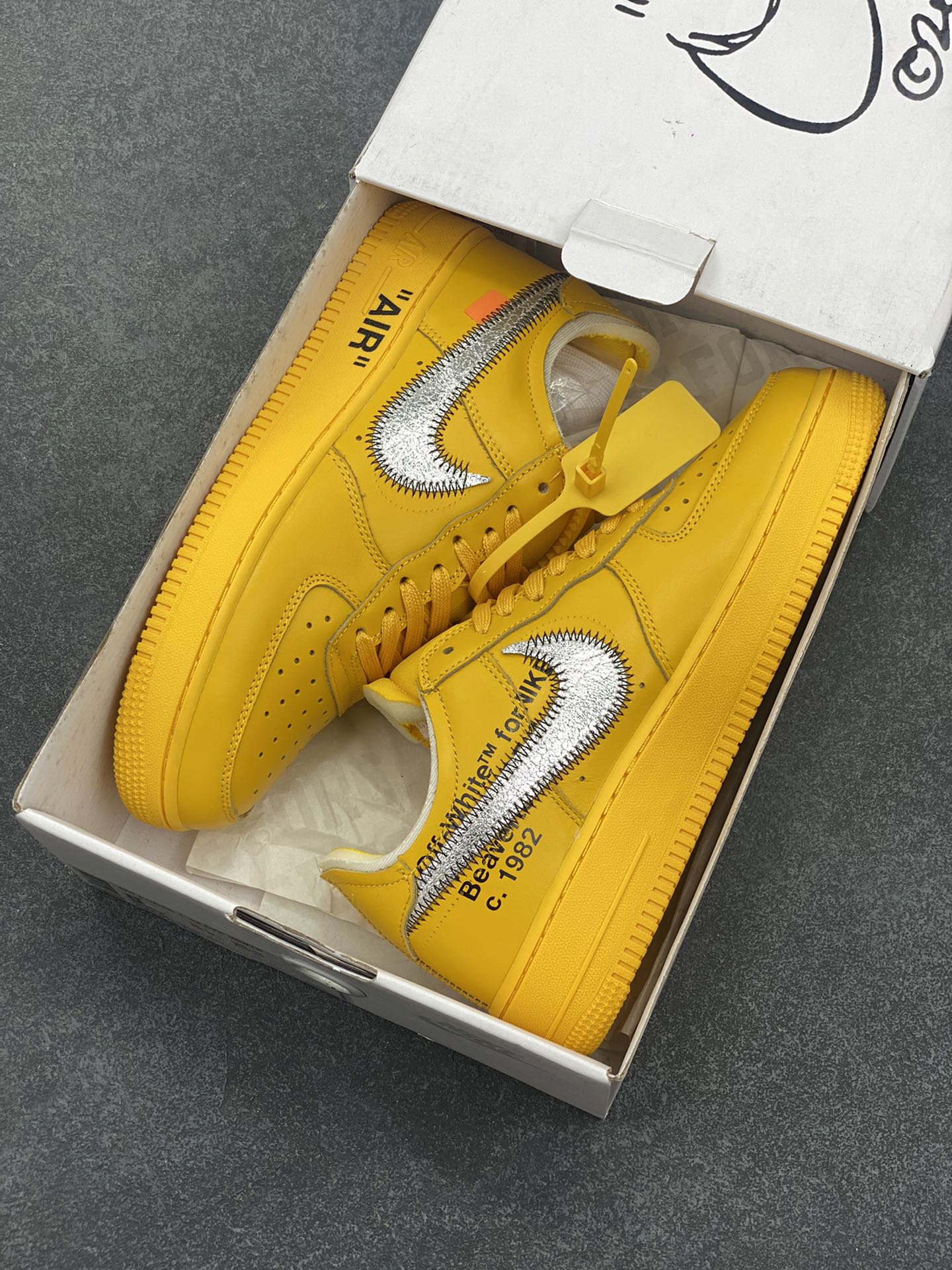 图片[9]-福利特价 VIRGIL ABLOH设计师独立品牌Off-White™ x Nike Air Force 1 Low’07”University Gold/Metallic Silver“空军一号经典低帮百搭休闲运动板鞋“OW大学金银黑” 这双焦点大作的实物近赏照，延续了 Off-White™ x Nike Air Force 1 的一贯设计，采用金黄色鞋身搭配金属银色 swoosh，和之前所有版本相比无疑是吸睛度最高的存在，不过因为色调的跳脱，对搭配的要求可能也更加苛刻 货号：DD1876-700 尺码：40 40.5 41 42 42.5 43 44 44.5 45-选品中心