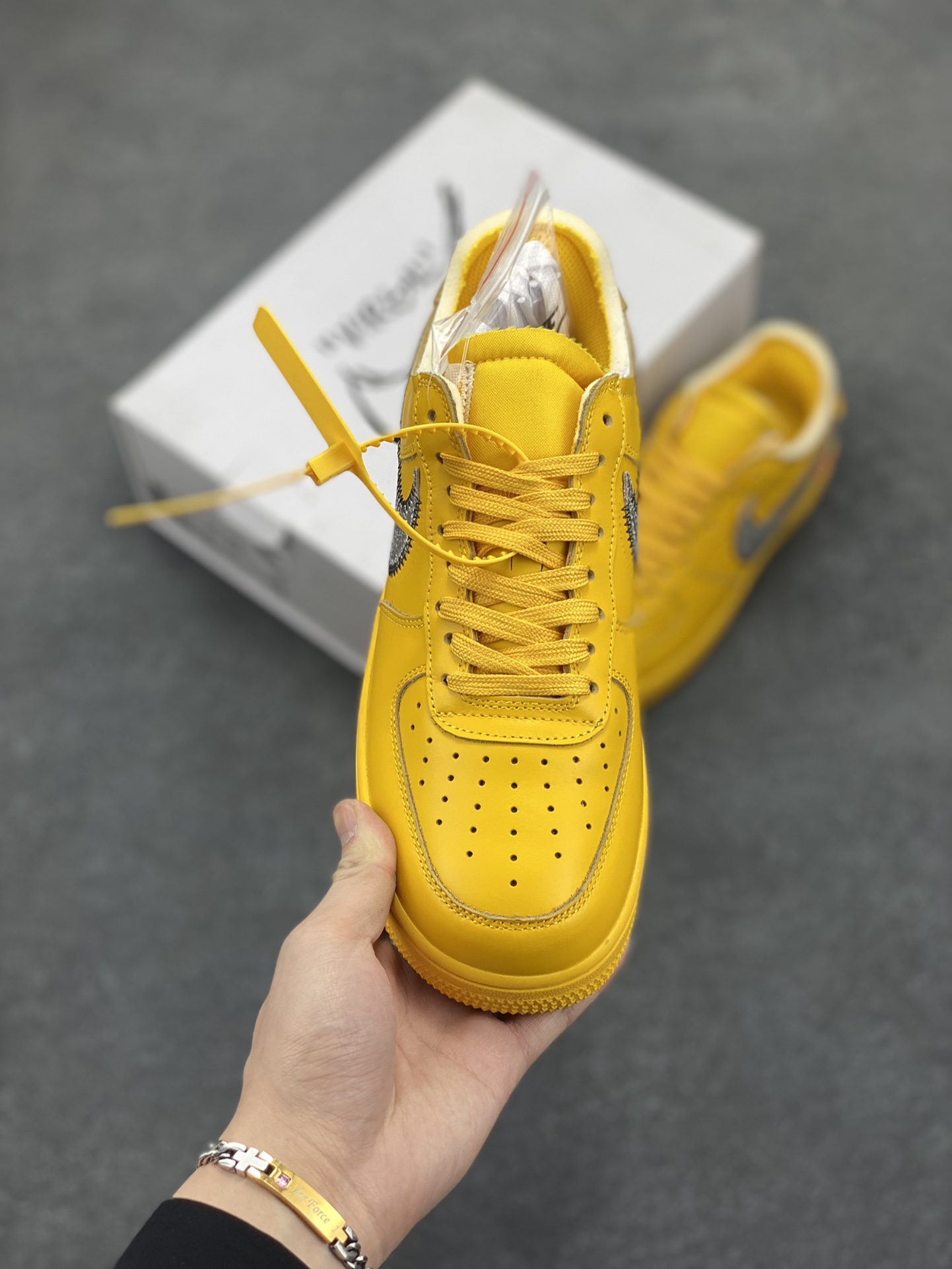 图片[2]-福利特价 VIRGIL ABLOH设计师独立品牌Off-White™ x Nike Air Force 1 Low’07”University Gold/Metallic Silver“空军一号经典低帮百搭休闲运动板鞋“OW大学金银黑” 这双焦点大作的实物近赏照，延续了 Off-White™ x Nike Air Force 1 的一贯设计，采用金黄色鞋身搭配金属银色 swoosh，和之前所有版本相比无疑是吸睛度最高的存在，不过因为色调的跳脱，对搭配的要求可能也更加苛刻 货号：DD1876-700 尺码：40 40.5 41 42 42.5 43 44 44.5 45-选品中心