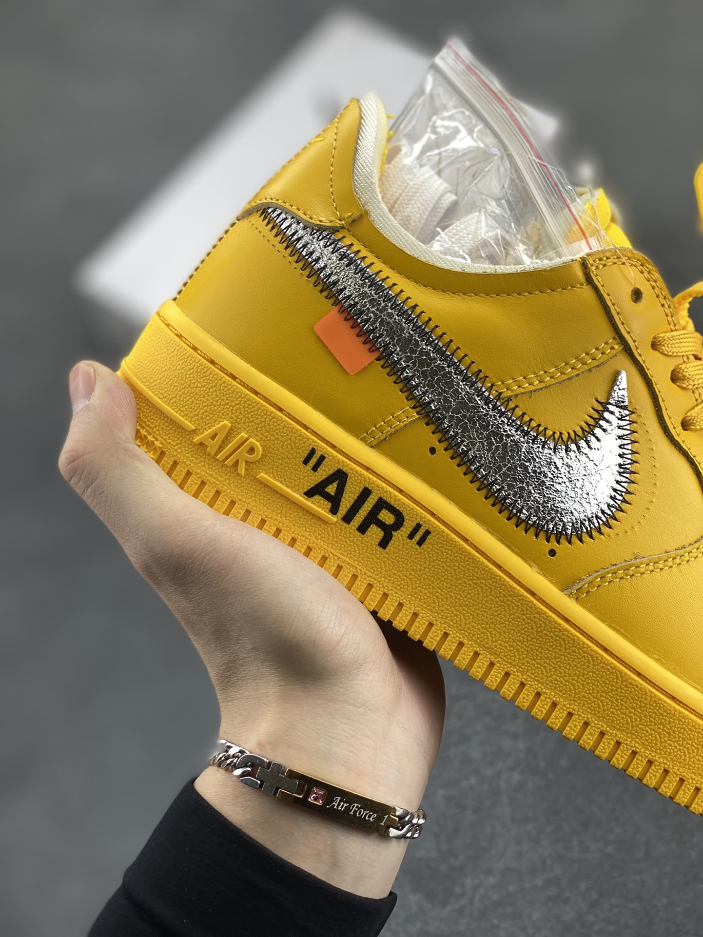 图片[6]-福利特价 VIRGIL ABLOH设计师独立品牌Off-White™ x Nike Air Force 1 Low’07”University Gold/Metallic Silver“空军一号经典低帮百搭休闲运动板鞋“OW大学金银黑” 这双焦点大作的实物近赏照，延续了 Off-White™ x Nike Air Force 1 的一贯设计，采用金黄色鞋身搭配金属银色 swoosh，和之前所有版本相比无疑是吸睛度最高的存在，不过因为色调的跳脱，对搭配的要求可能也更加苛刻 货号：DD1876-700 尺码：40 40.5 41 42 42.5 43 44 44.5 45-选品中心