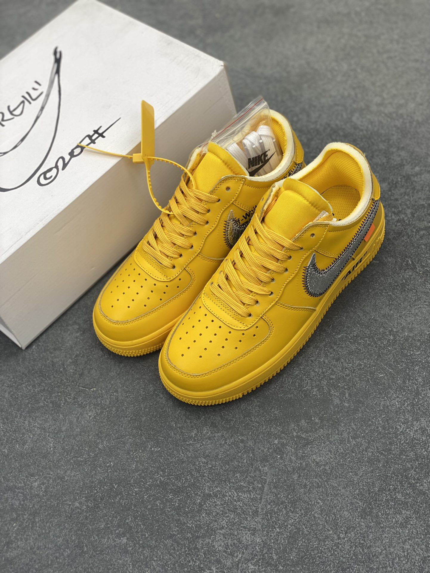 图片[8]-福利特价 VIRGIL ABLOH设计师独立品牌Off-White™ x Nike Air Force 1 Low’07”University Gold/Metallic Silver“空军一号经典低帮百搭休闲运动板鞋“OW大学金银黑” 这双焦点大作的实物近赏照，延续了 Off-White™ x Nike Air Force 1 的一贯设计，采用金黄色鞋身搭配金属银色 swoosh，和之前所有版本相比无疑是吸睛度最高的存在，不过因为色调的跳脱，对搭配的要求可能也更加苛刻 货号：DD1876-700 尺码：40 40.5 41 42 42.5 43 44 44.5 45-选品中心