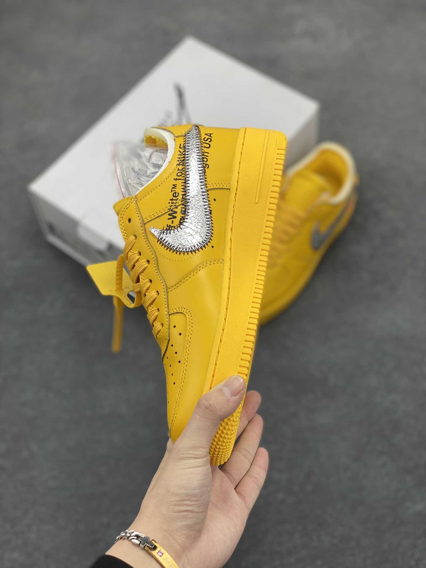 图片[3]-福利特价 VIRGIL ABLOH设计师独立品牌Off-White™ x Nike Air Force 1 Low’07”University Gold/Metallic Silver“空军一号经典低帮百搭休闲运动板鞋“OW大学金银黑” 这双焦点大作的实物近赏照，延续了 Off-White™ x Nike Air Force 1 的一贯设计，采用金黄色鞋身搭配金属银色 swoosh，和之前所有版本相比无疑是吸睛度最高的存在，不过因为色调的跳脱，对搭配的要求可能也更加苛刻 货号：DD1876-700 尺码：40 40.5 41 42 42.5 43 44 44.5 45-选品中心