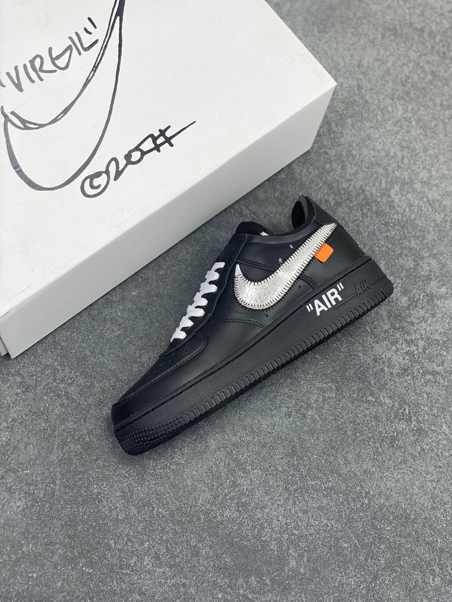 图片[7]-福利特价 OFF-White x Nike Air Force 1 OW联名空军一号低帮运动板鞋该款以黑色为主体色调 ，搭配银色 Swoosh Logo 点缀白色标语，呈现出联名系列招牌的解构设计 Swoosh 侧面的红色缝标在黑色鞋身上十分显眼，与红色的调包扣相呼应。Virgil 在鞋中底上，分别以马克笔写有 “For Serena only”、“Virgil 2019” 等字样，同此前送给詹姆斯等人的亲友限定一样 货号：AV5210-001 尺码：40 40.5 41 42 42.5 43 44 44.5 45-选品中心