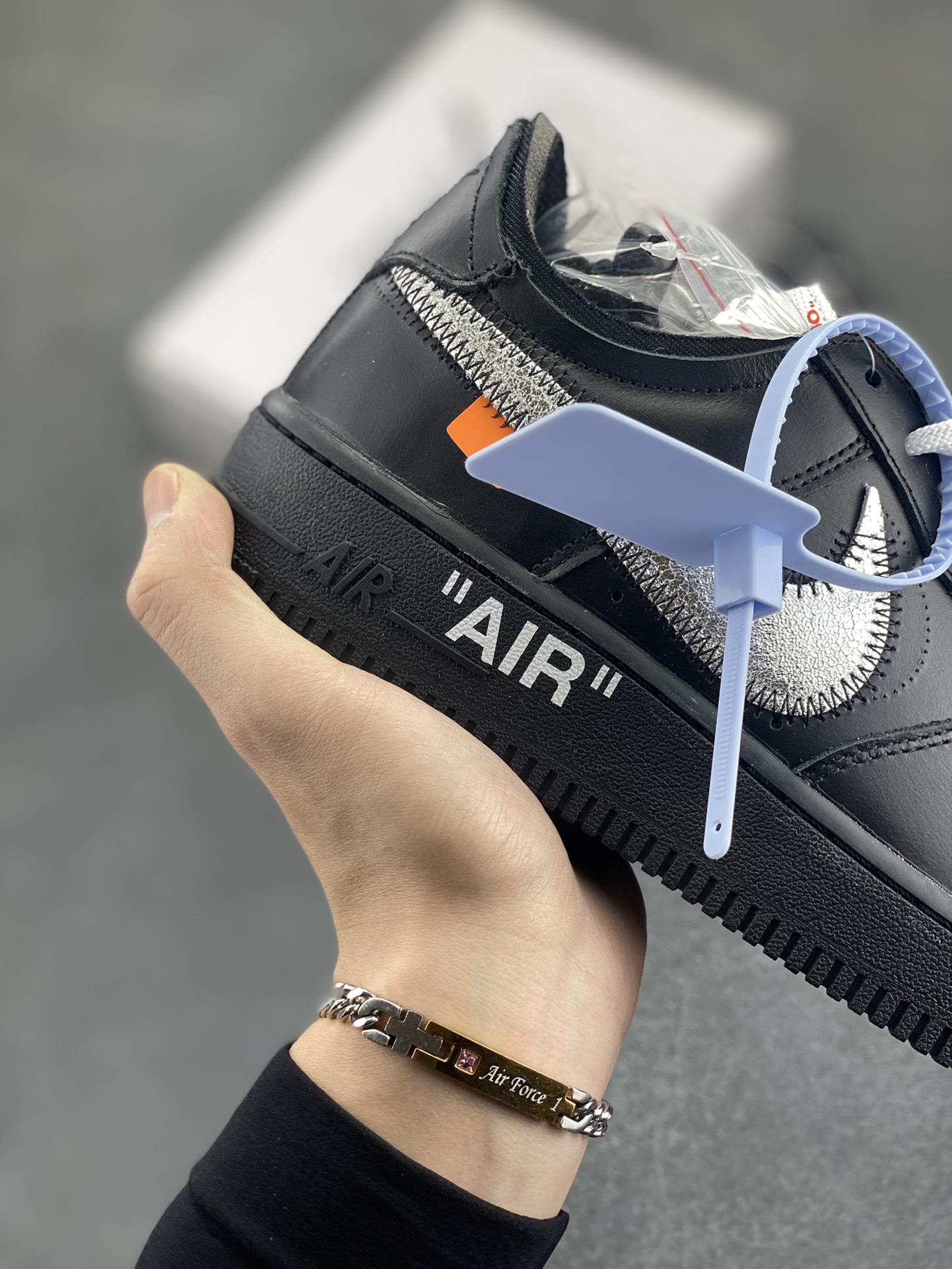 图片[6]-福利特价 OFF-White x Nike Air Force 1 OW联名空军一号低帮运动板鞋该款以黑色为主体色调 ，搭配银色 Swoosh Logo 点缀白色标语，呈现出联名系列招牌的解构设计 Swoosh 侧面的红色缝标在黑色鞋身上十分显眼，与红色的调包扣相呼应。Virgil 在鞋中底上，分别以马克笔写有 “For Serena only”、“Virgil 2019” 等字样，同此前送给詹姆斯等人的亲友限定一样 货号：AV5210-001 尺码：40 40.5 41 42 42.5 43 44 44.5 45-选品中心